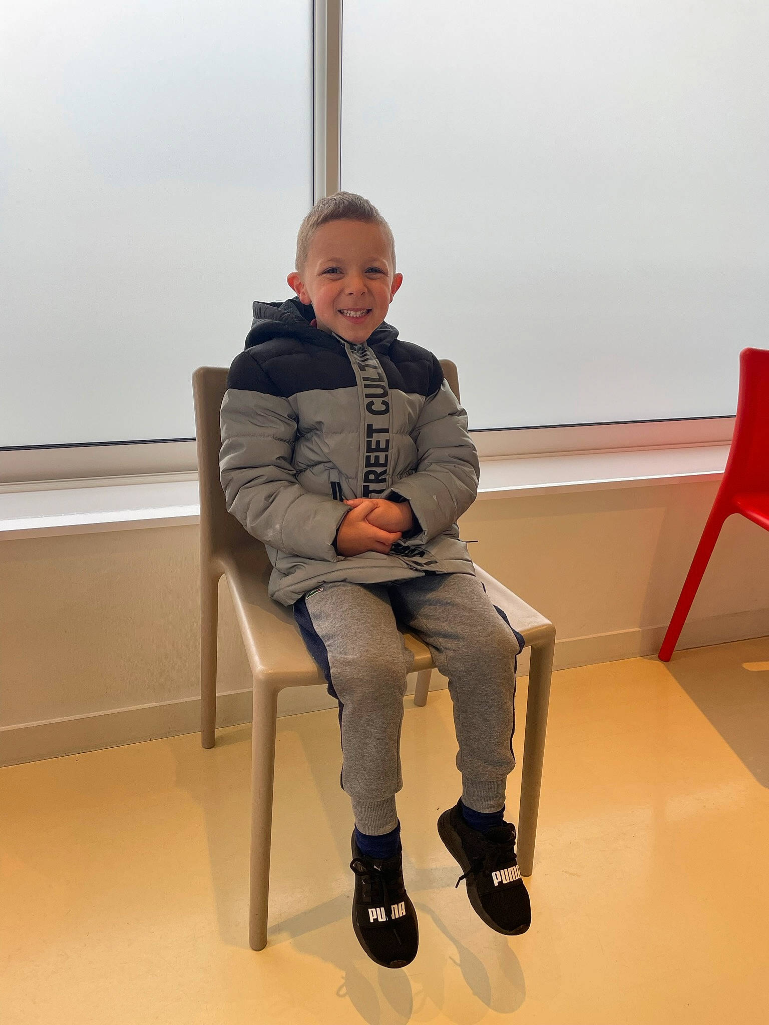 Ethan participe au concours pour gagner de l'argent avec cette photo : boot, chair, comfort, eyewear, face, flooring, human_leg, joint, joy, knee, leg, person, sandal, shoe, sitting, smile, sneakers, standing, thigh, vacation