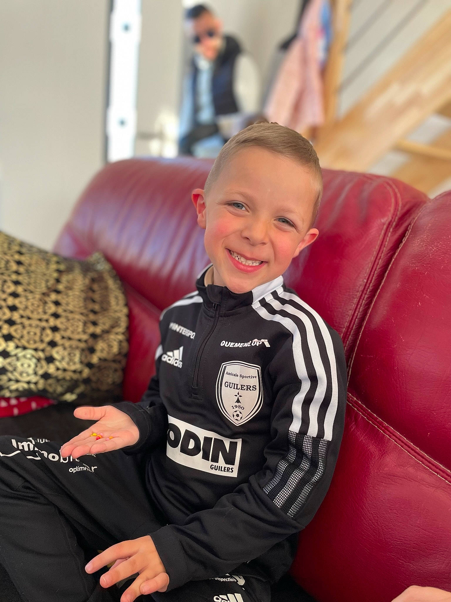 Ethan a rejoint le concours — aidez-le/la à gagner de superbes lots ! automotive_tire, automotive_wheel_system, ball, child, comfort, flooring, fun, happy, joy, person, personal_protective_equipment, recreation, rim, room, sitting, smile, sports_equipment, sports_gear, sportswear, t_shirt