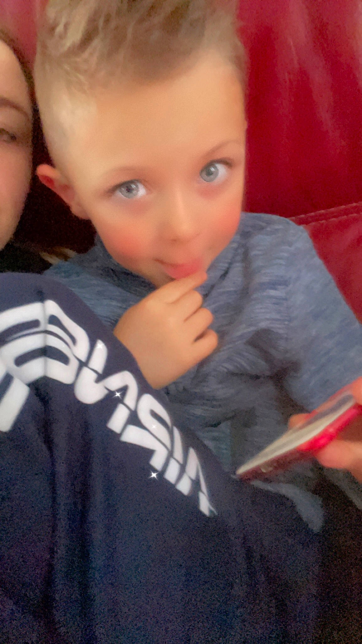 Ethan a rejoint le concours — aidez-le/la à gagner de superbes lots ! cheek, chin, ear, elbow, eye, eyelash, finger, forehead, gesture, hair, happy, head, human_body, lip, mouth, neck, nose, person, skin, sleeve