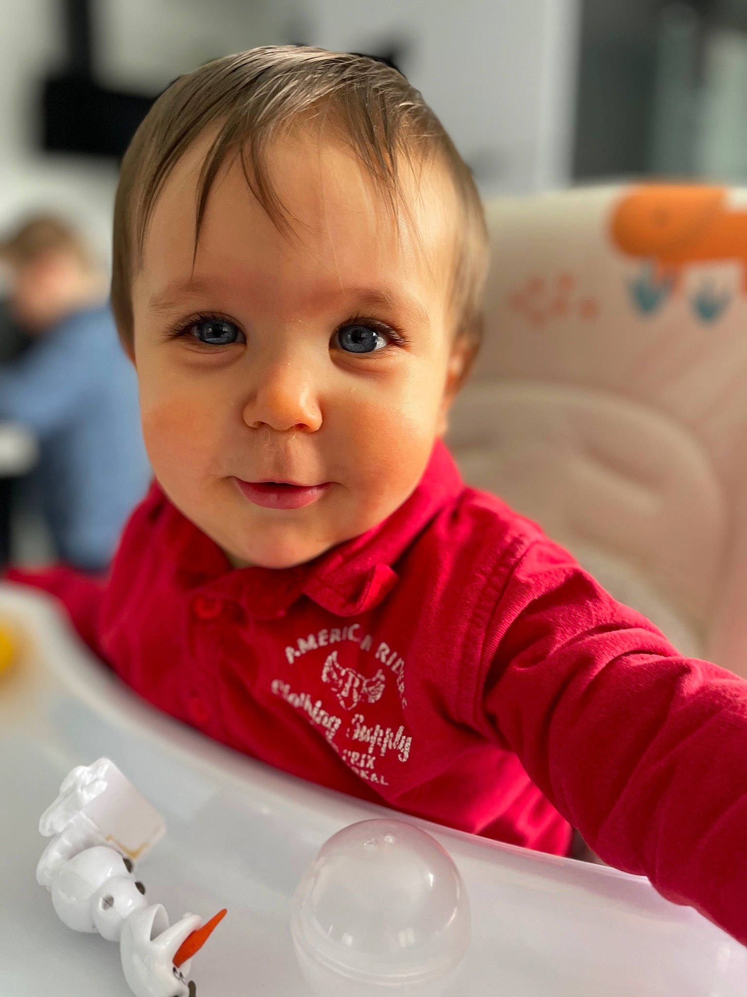 Matheo a rejoint le concours — aidez-le/la à gagner de superbes lots ! baby, baby_toddler_clothing, carmine, cheek, child, comfort, curious, drinkware, event, eye, finger, flooring, fun, happy, iris, person, room, sitting, skin, sleeve