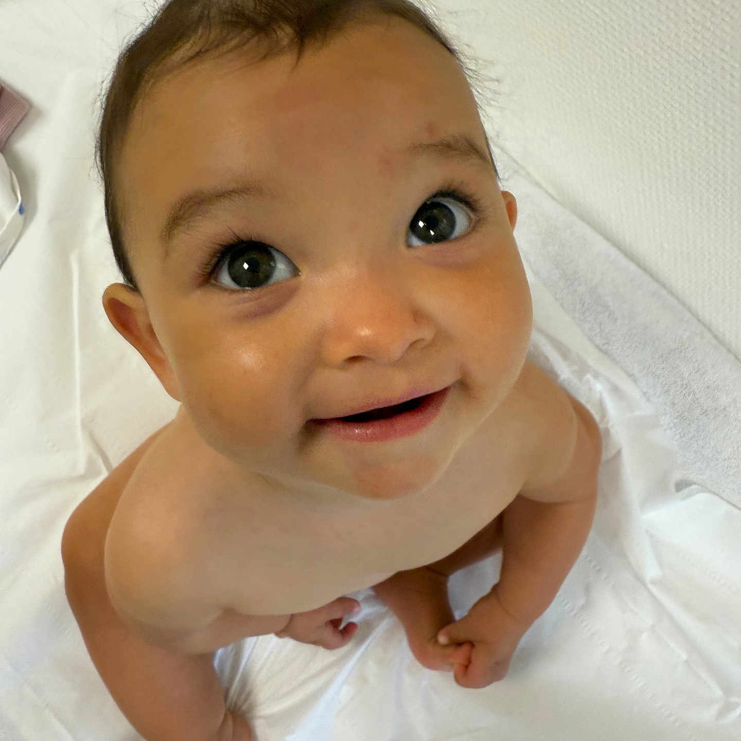 Jade participe au concours pour gagner de l'argent avec cette photo : baby, child, curious, cute, expression, eyes, face, happy, head, indoors, infant, looking_up, naked, portrait, sitting, skin, smile, wall, white_sheet, young