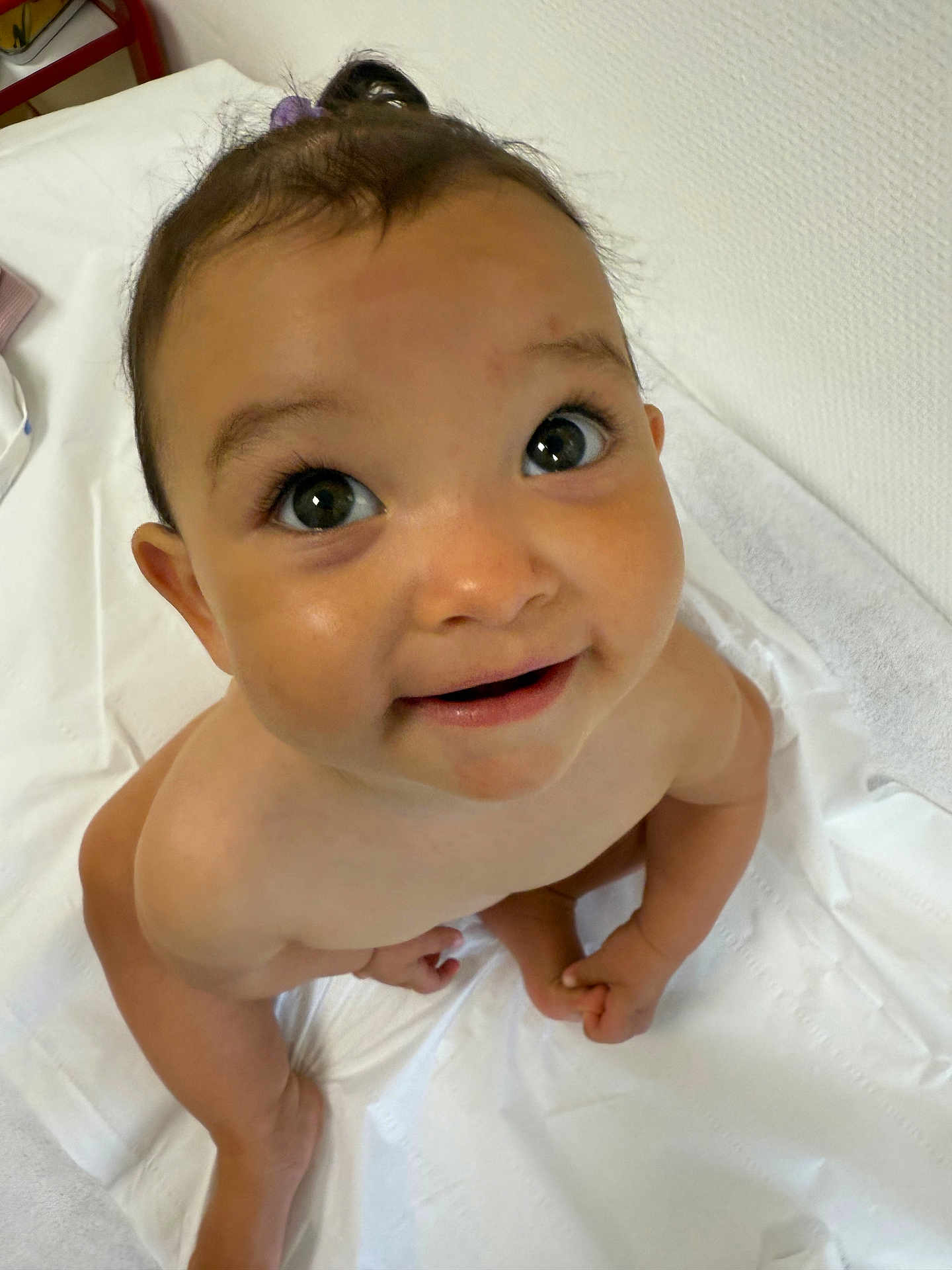 Jade participe au concours pour gagner de l'argent avec cette photo : baby, child, naked, smile, face, eyes, skin, curious, sitting, indoors, white_sheet, wall, expression, infant, head, portrait, cute, looking_up, happy, young