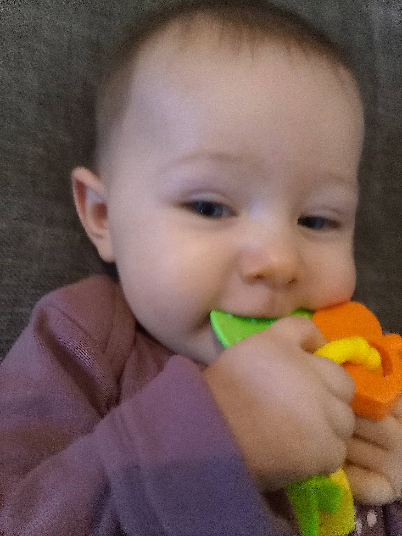 Maria participe au concours pour gagner de l'argent avec cette photo : baby, baby_toddler_clothing, biting, cheek, chin, eye, eyebrow, eyelash, finger, gesture, hairstyle, happy, iris, lip, mouth, natural_foods, nose, person, skin, thumb