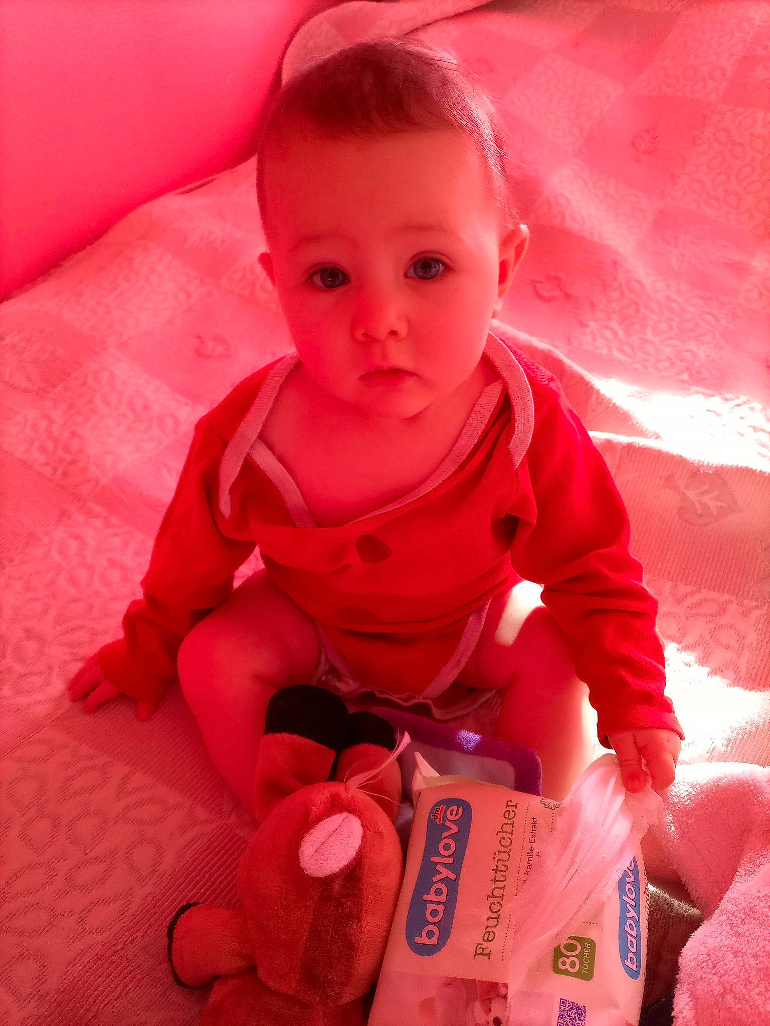 Maria a rejoint le concours — aidez-le/la à gagner de superbes lots ! arm, baby, baby_toddler_clothing, carmine, cheek, child, comfort, cool, finger, fun, hand, happy, iris, lip, magenta, person, pink, red, sitting, sleeve