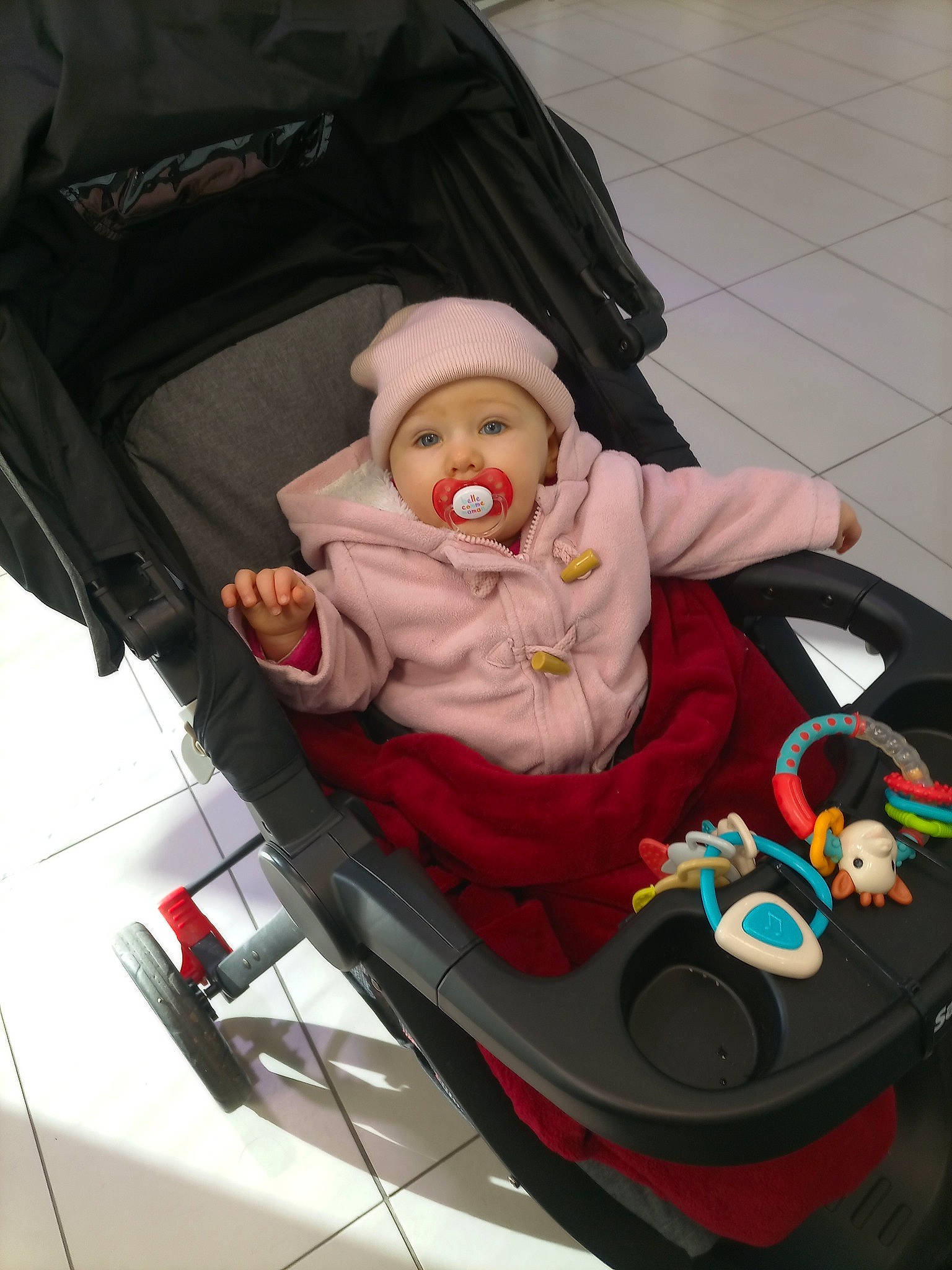 Maria a rejoint le concours — aidez-le/la à gagner de superbes lots ! auto_part, baby, baby_carriage, baby_products, baby_safety, baby_toddler_clothing, baby_toys, bag, car_seat, carmine, child, comfort, fun, headwear, lap, luggage_and_bags, person, personal_protective_equipment, product, sitting