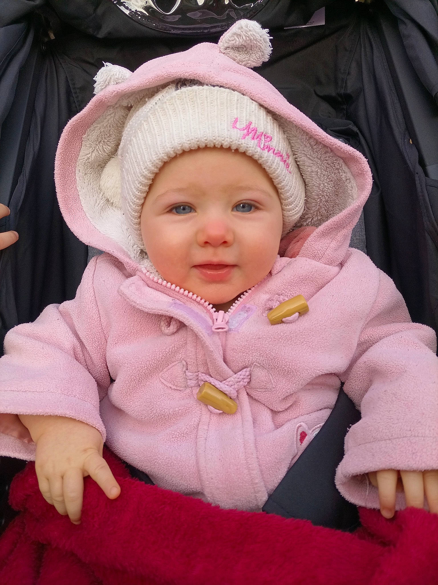 Maria a rejoint le concours — aidez-le/la à gagner de superbes lots ! baby, baby_toddler_clothing, cap, cheek, child, comfort, eye, fun, happy, headwear, hood, jacket, knit_cap, linens, magenta, person, pink, skin, sleeve, smile