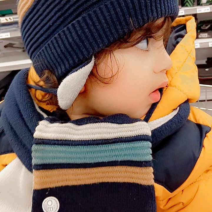 Awous a rejoint le concours — aidez-le/la à gagner de superbes lots ! bundle_up, child, cold_weather, curious, cute, face, fashion, hat, indoor, person, scarf, shelves, shopping_cart, side_profile, store, striped, toddler, warm_clothing, winter_clothing, yellow_jacket