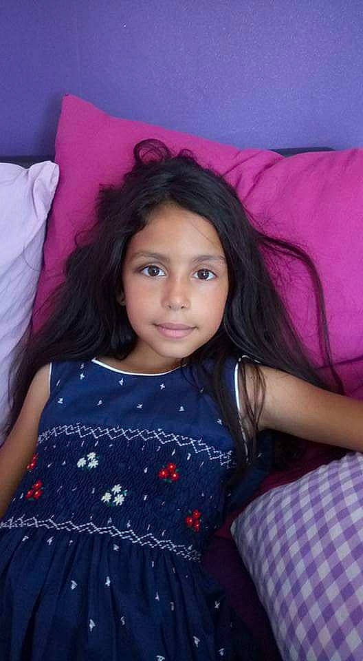 Maïsae participe au concours pour gagner de l'argent avec cette photo : arm, black, cheek, chin, clothing, eye, eyebrow, face, facial_expression, fashion, flash_photography, hairstyle, head, joy, lip, organ, person, purple, shoulder, skin