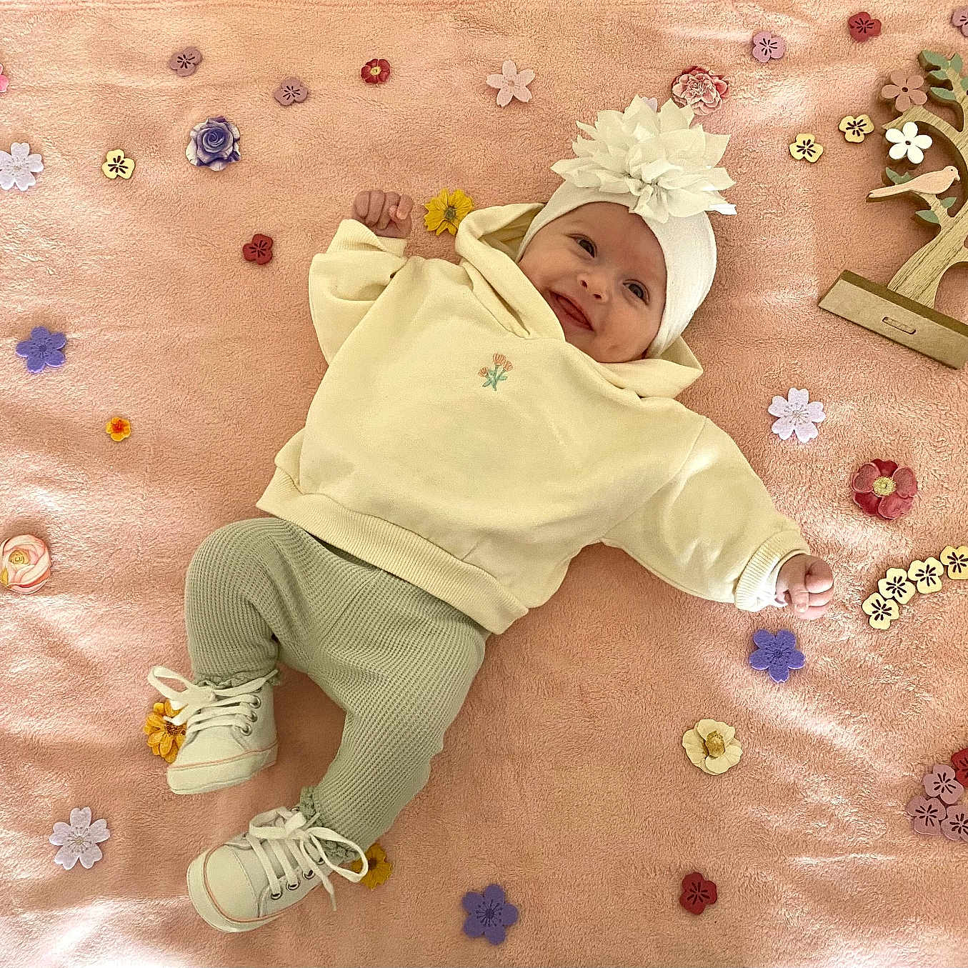 Aëly a rejoint le concours — aidez-le/la à gagner de superbes lots ! baby, bed, blanket, bonnet, clothing, face, furniture, hat, head, infantbed, newborn, number, pants, person, photography, portrait, sitting, sleeve, symbol, text