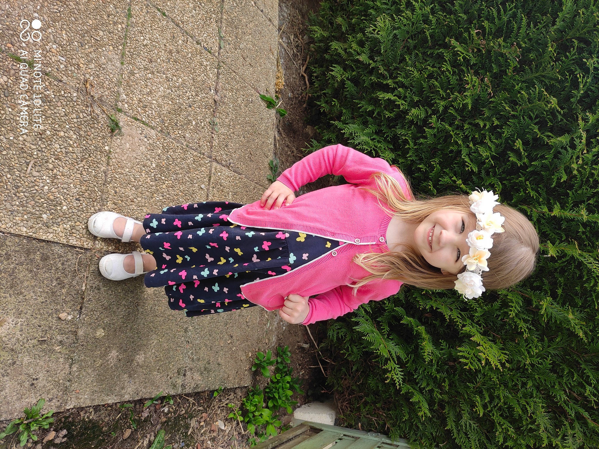 Anna participe au concours pour gagner de l'argent avec cette photo : asphalt, child, fun, garden, grass, happy, headwear, human_leg, joy, leisure, magenta, pattern, people_in_nature, person, pink, plant, recreation, shrub, smile, street_fashion