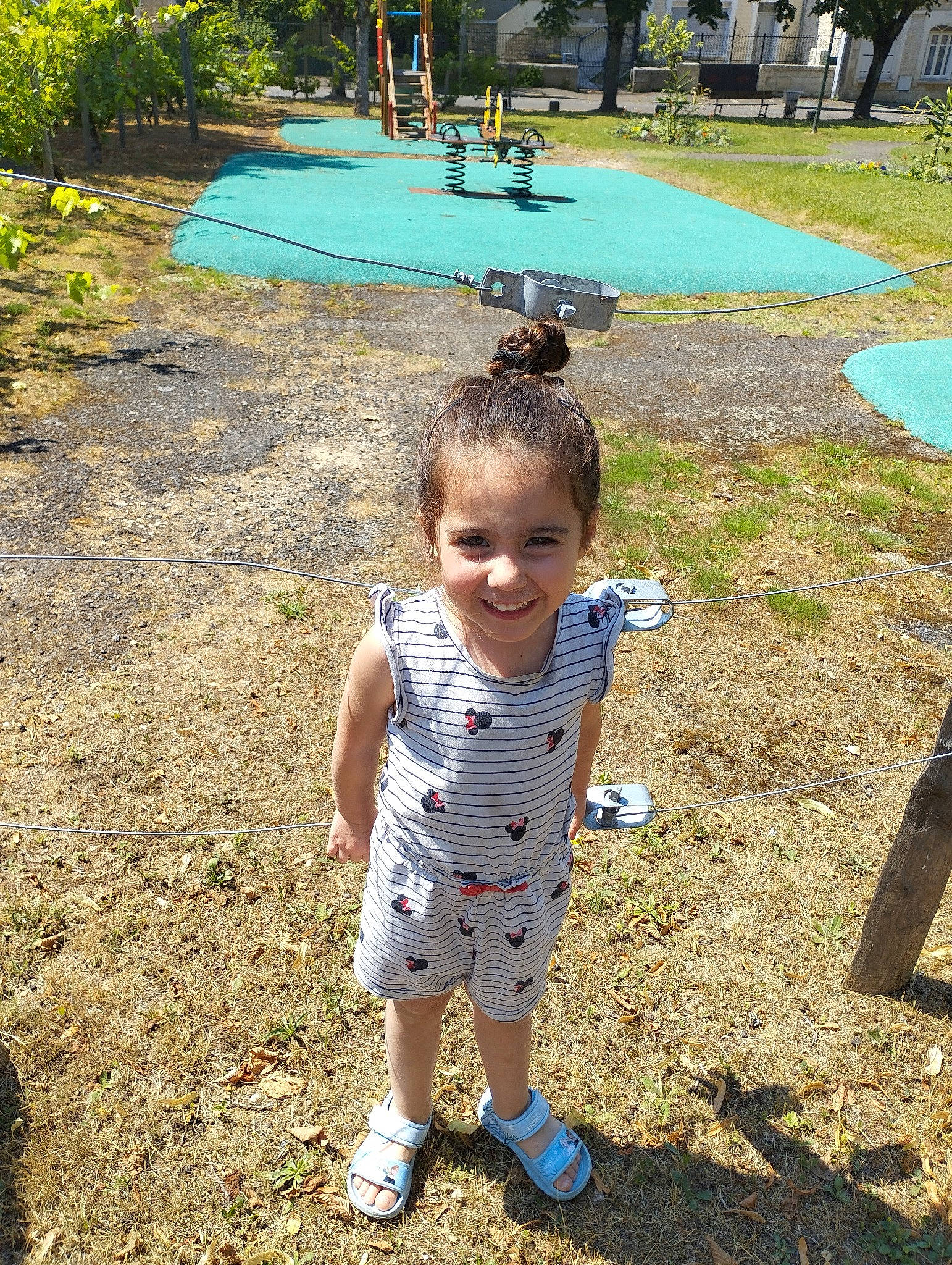 Zoélie participe au concours pour gagner de l'argent avec cette photo : baby_toddler_clothing, botany, child, fun, grass, happy, joy, landscape, lawn, leaf, leisure, nature, people_in_nature, person, plant, public_space, recreation, smile, soil, summer