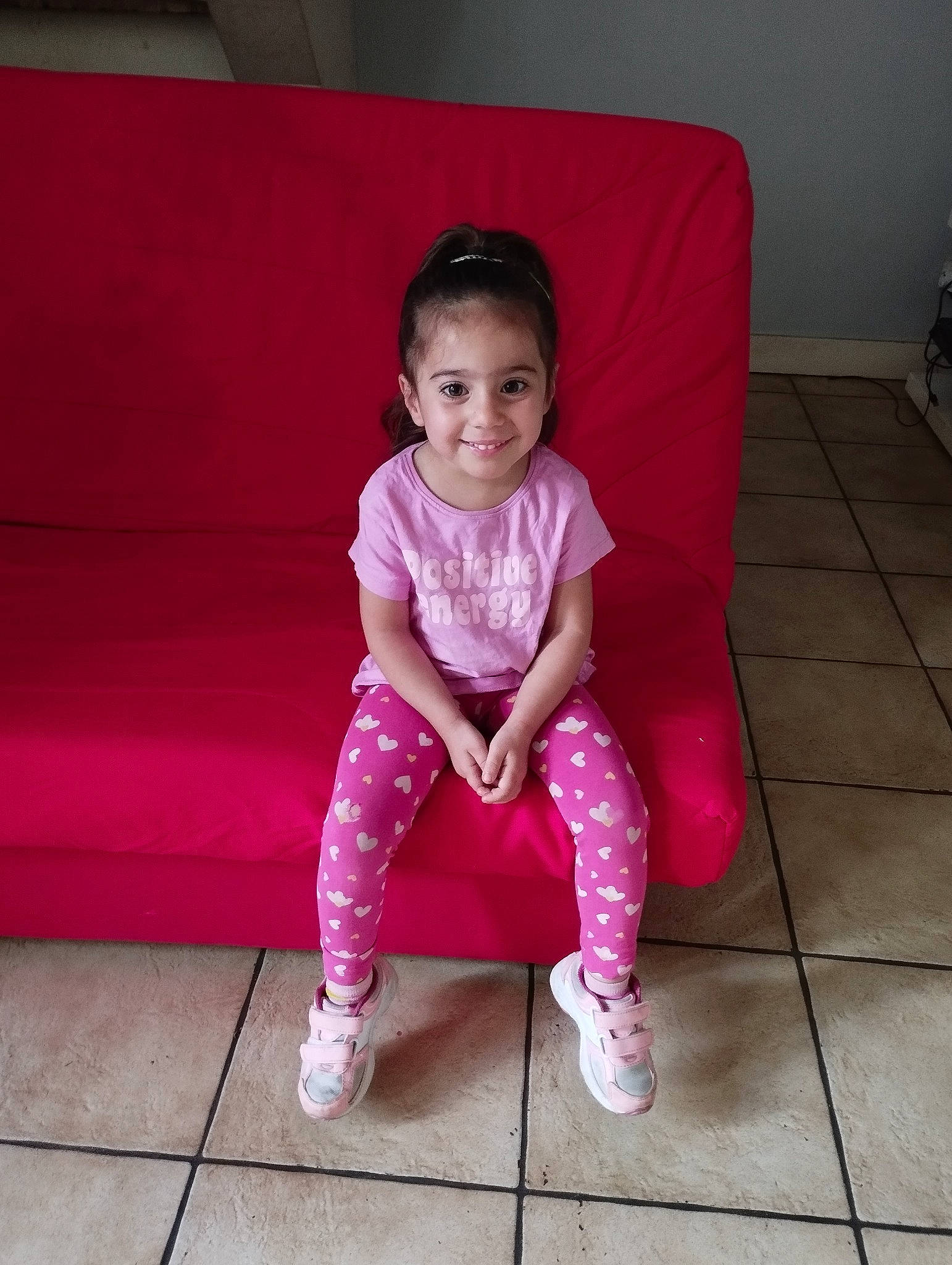 Zoélie participe au concours pour gagner de l'argent avec cette photo : baby_toddler_clothing, cheek, eye, face, floor, flooring, hair, happy, head, human_body, human_leg, joy, leg, magenta, person, pink, purple, skin, sleeve, smile