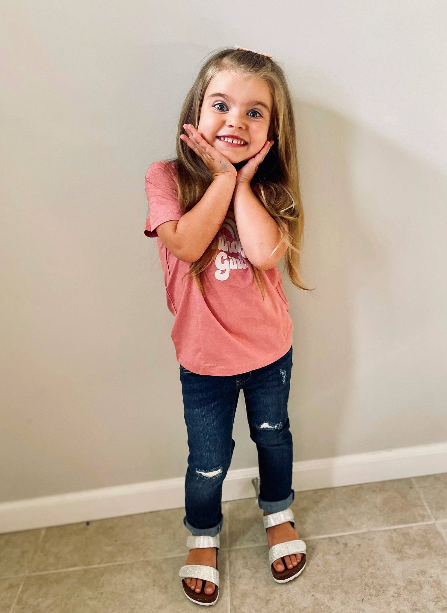 Harper is registered to the contest to win money with this photo: eye, face, flash_photography, gesture, hair, happy, head, jeans, joy, knee, leg, lip, neck, person, shoulder, sleeve, smile, sneakers, sportswear, t_shirt