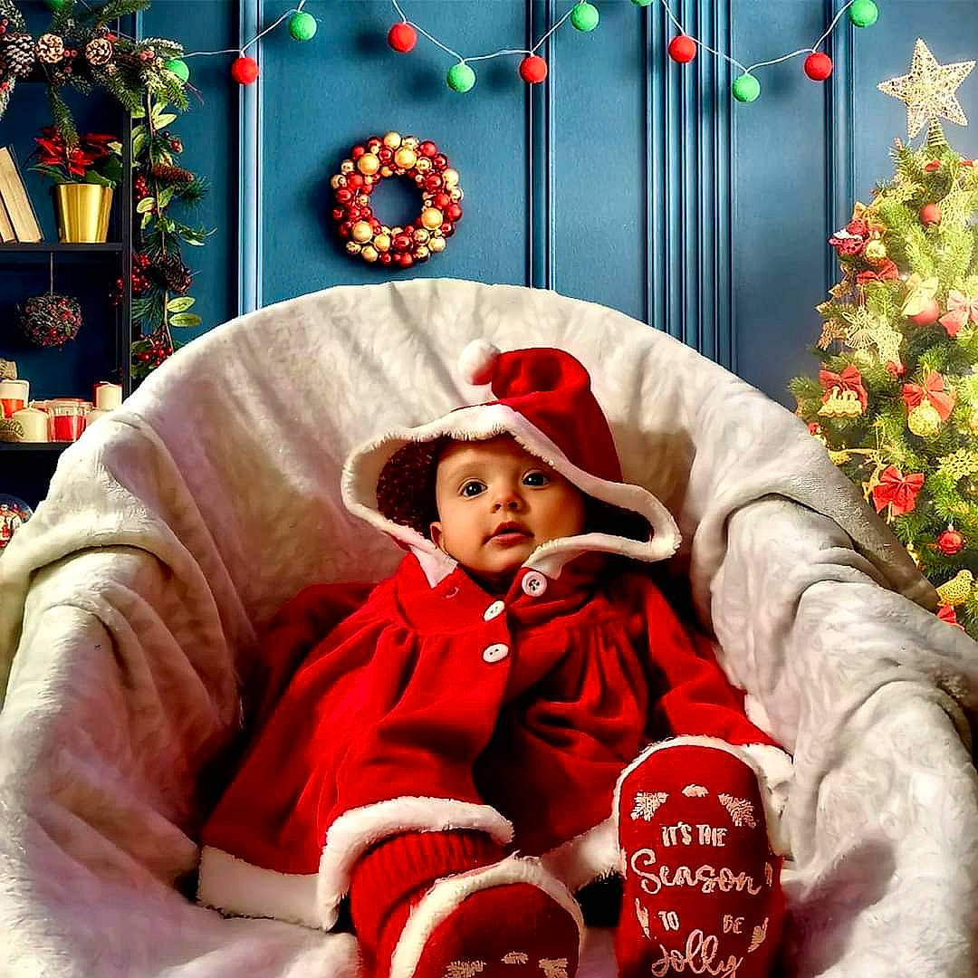 Marie-loup a rejoint le concours — aidez-le/la à gagner de superbes lots ! christmas, christmas_decoration, christmas_eve, christmas_ornament, christmas_tree, comfort, costume_hat, decoration, event, happy, hat, headwear, holiday, holiday_ornament, lap, ornament, person, red, santa_claus, snapshot