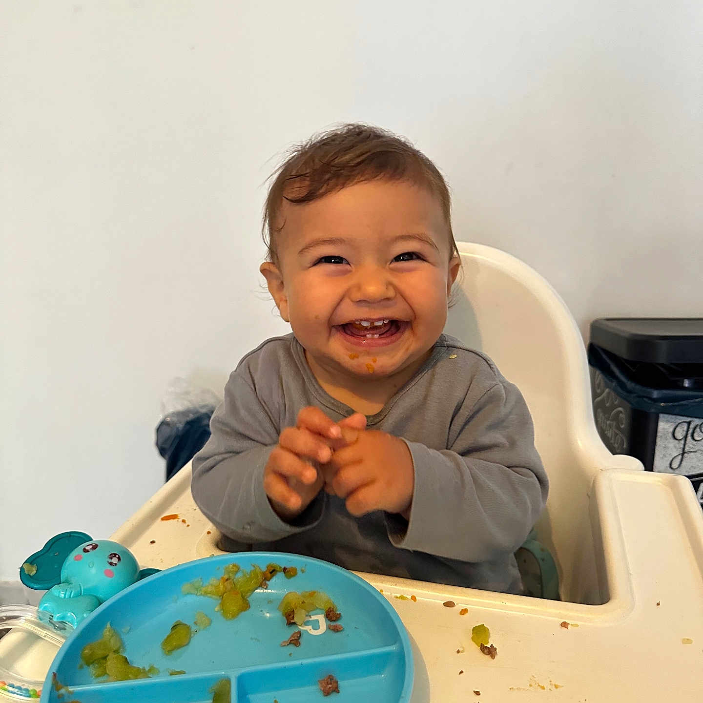 Kali a rejoint le concours — aidez-le/la à gagner de superbes lots ! baby, child, clothing, cute, eating, expression, face, food, hands, happy, high_chair, indoor, meal, messy, person, plate, plate_divider, smiling, table, toy