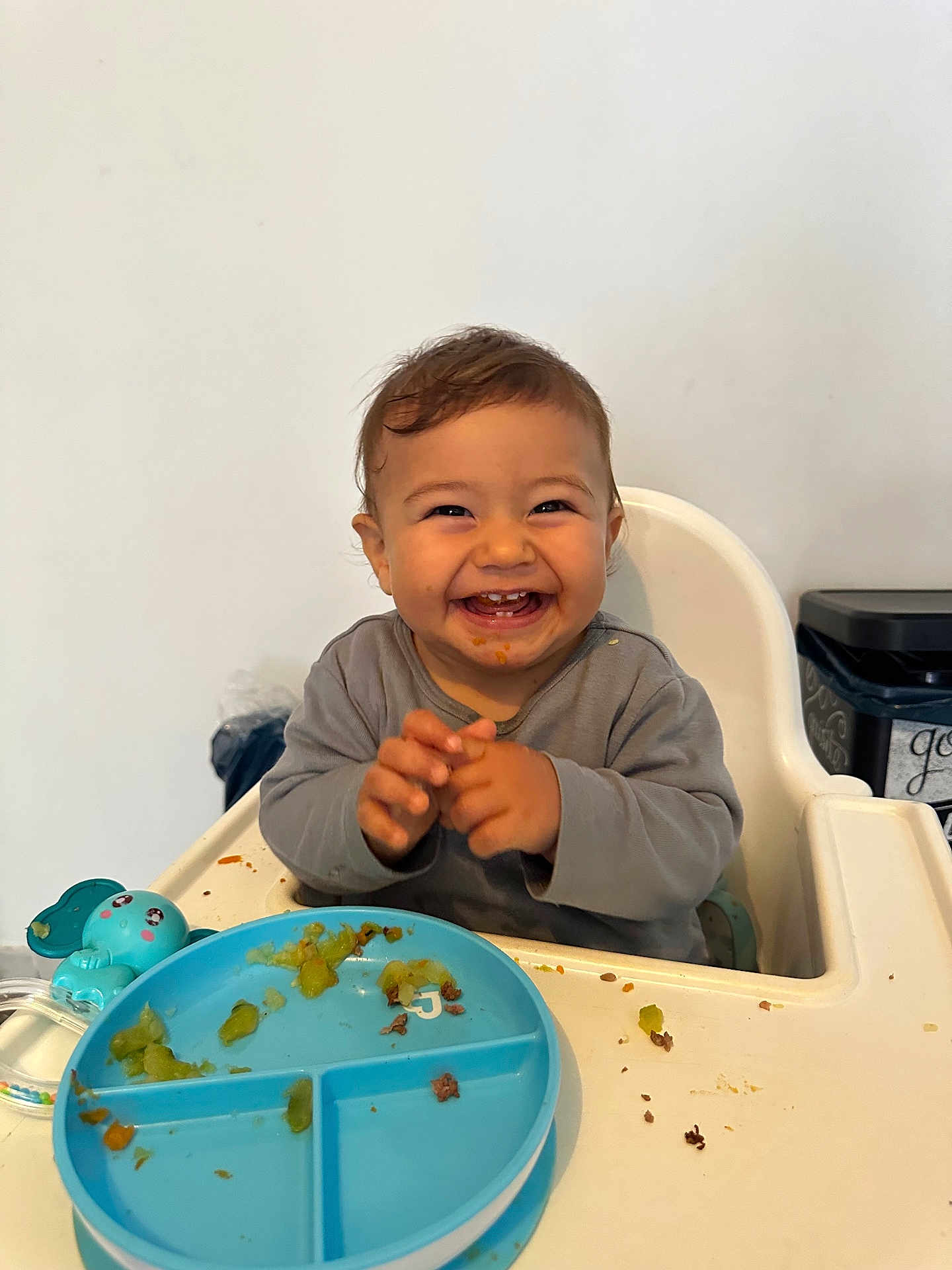 Kali a rejoint le concours — aidez-le/la à gagner de superbes lots ! baby, child, clothing, cute, eating, expression, face, food, hands, happy, high_chair, indoor, meal, messy, person, plate, plate_divider, smiling, table, toy