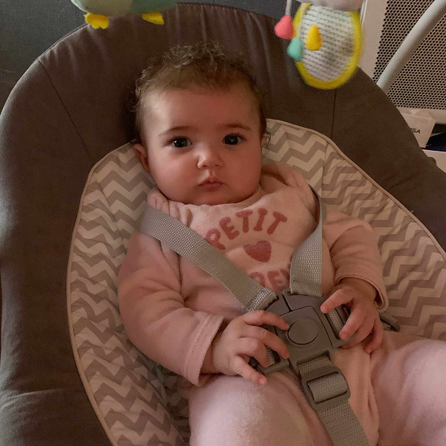 Mélyna a rejoint le concours — aidez-le/la à gagner de superbes lots ! baby, chair, clothing, couch, crib, cushion, face, furniture, gun, happy, head, homedecor, infantbed, pants, person, photography, portrait, sitting, smile, weapon