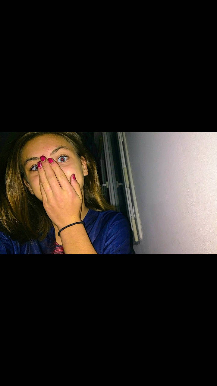 Mélissa Dutilleul Farjon a rejoint le concours — aidez-le/la à gagner de superbes lots ! black_hair, chin, cool, darkness, ear, emotion, eye, eyewear, face, fun, girl, glasses, hair, hand, human_hair_color, light, mouth, organ, person, smile