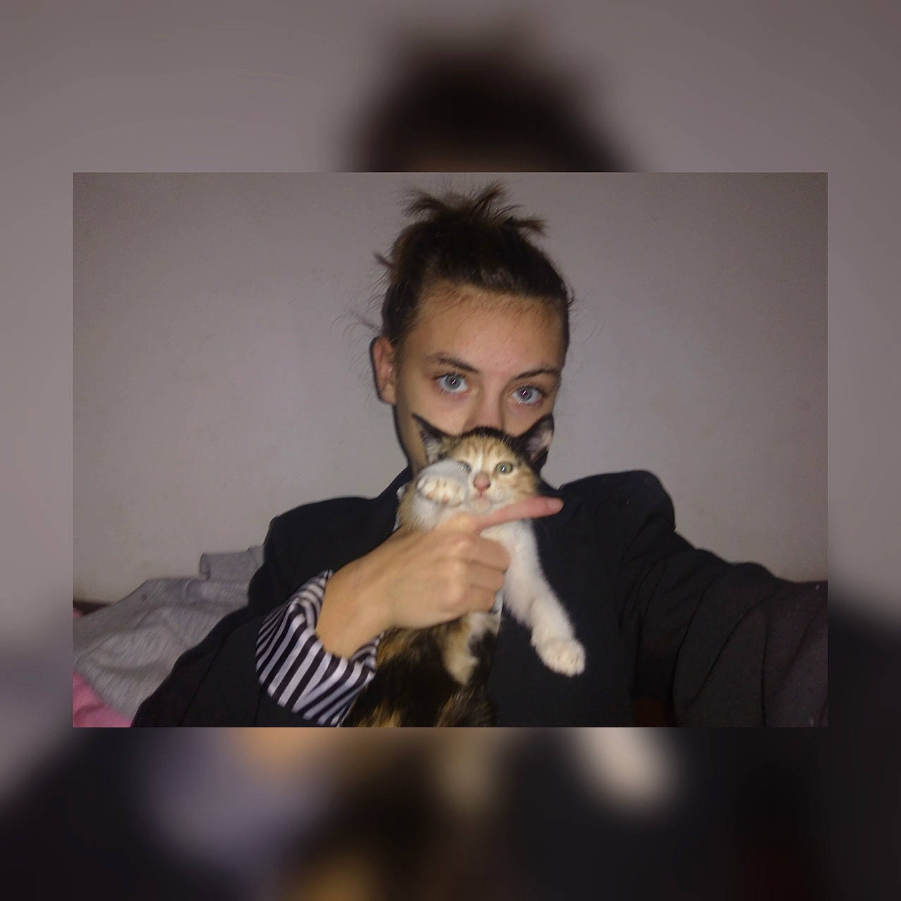 Mélissa Dutilleul Farjon participe au concours pour gagner de l'argent avec cette photo : facial_hair, glasses, nose, person, vision_care