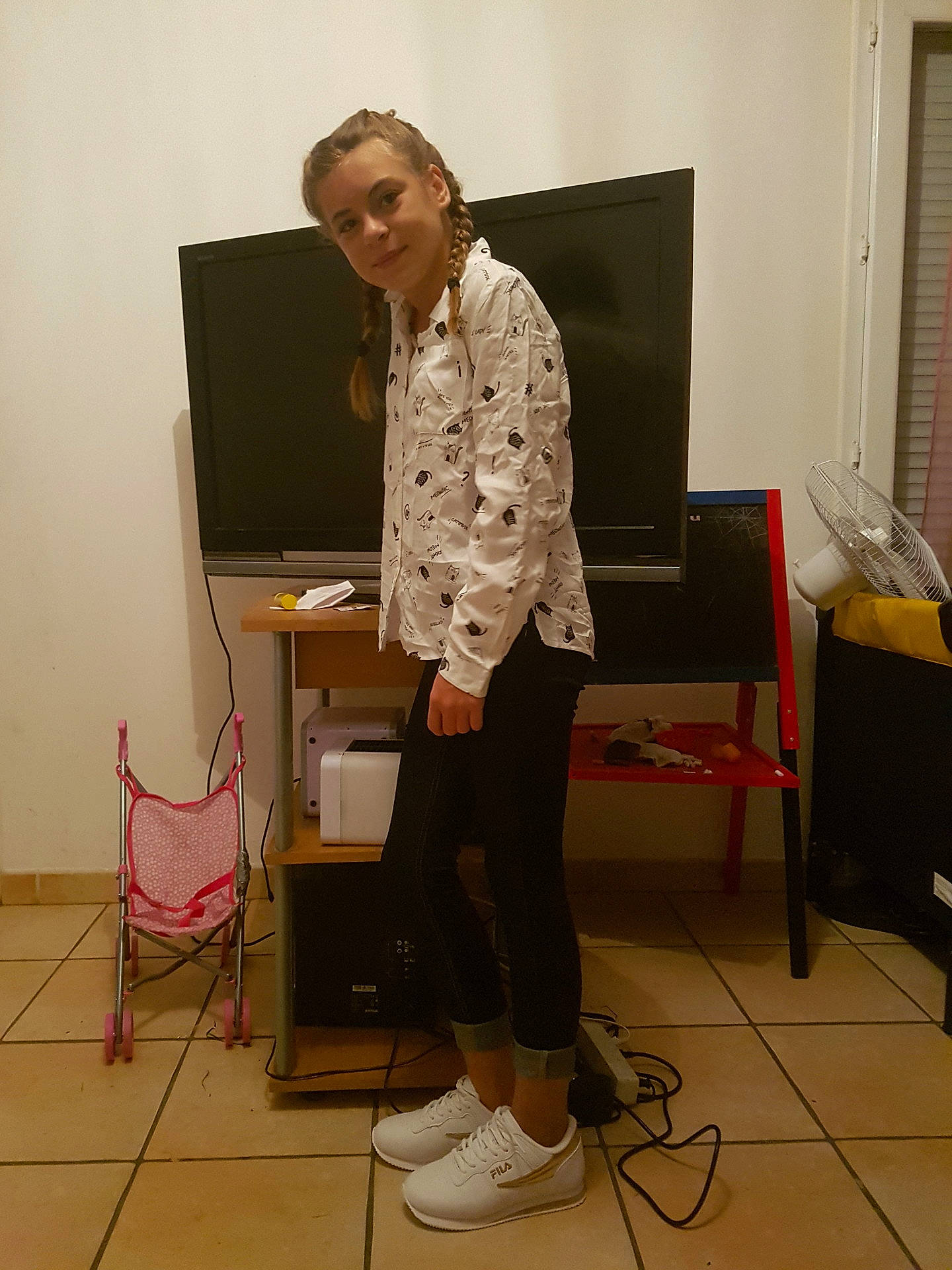 Mélissa Dutilleul Farjon a rejoint le concours — aidez-le/la à gagner de superbes lots ! design, fashion, fun, furniture, girl, leg, outerwear, pattern, person, shoe, shoulder, standing, textile