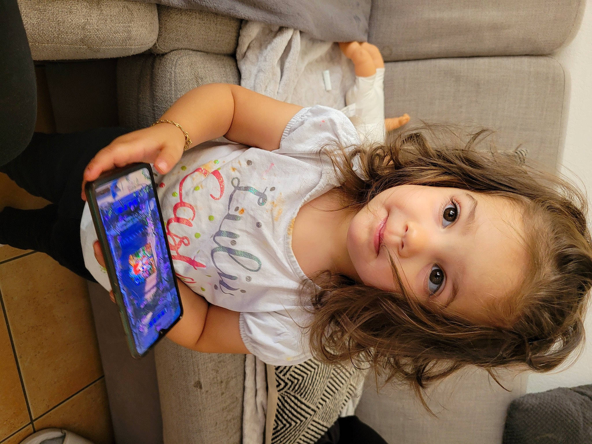 Jade participe au concours pour gagner de l'argent avec cette photo : child, comfort, couch, eye, eyelash, flash_photography, fun, gadget, hair, happy, human_body, human_leg, lip, long_hair, mobile_phone, mouth, nail, person, skin, snapshot