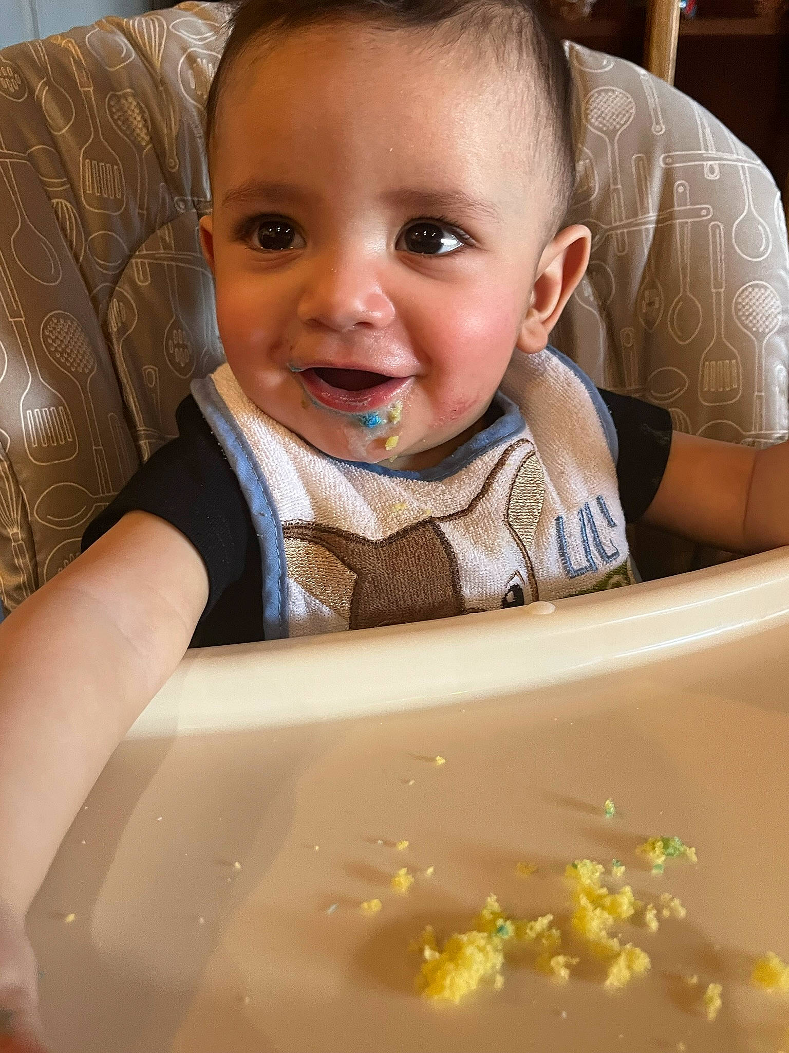 Juan is registered to the contest to win money with this photo: baby, baby_food, baby_toddler_clothing, beauty, chair, cheek, child, comfort_food, cuisine, eating, food_craving, fun, happy, joy, person, play, sitting, smile, sweetness, tableware