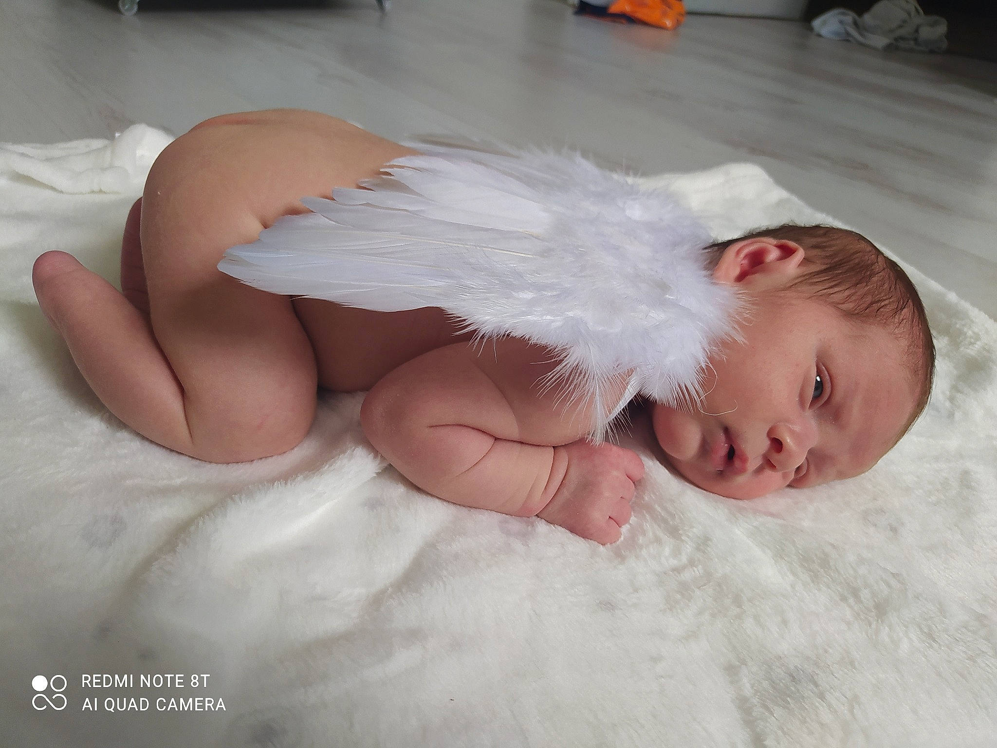 Nathan participe au concours pour gagner de l'argent avec cette photo : baby, baby_sleeping, baby_toddler_clothing, barefoot, bed, chest, comfort, eye, eyebrow, flooring, foot, fur, gesture, headgear, human_leg, iris, linens, nail, person, skin