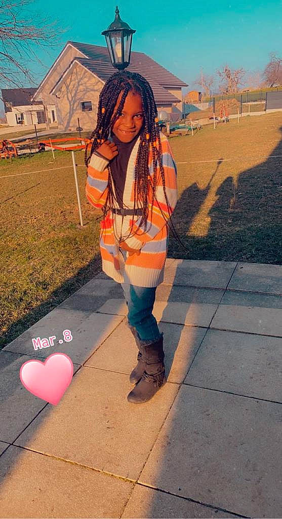 Sarah participe au concours pour gagner de l'argent avec cette photo : asphalt, black_hair, denim, electric_blue, eyewear, human_leg, joy, knee, landscape, leg, leisure, long_hair, person, plaid, plant, snapshot, tartan, thigh, tints_and_shades, tree