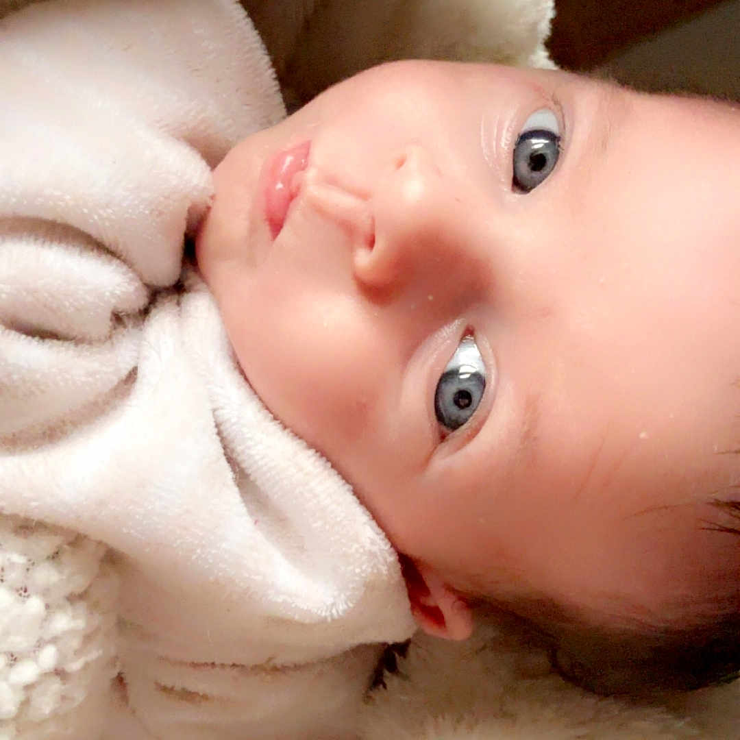 Freyja a rejoint le concours — aidez-le/la à gagner de superbes lots ! baby, blanket, close_up, comfort, cozy, cuddle, cute, expression, eyes, face, head, indoors, infant, newborn, portrait, resting, skin, sleepwear, soft_texture, young_child