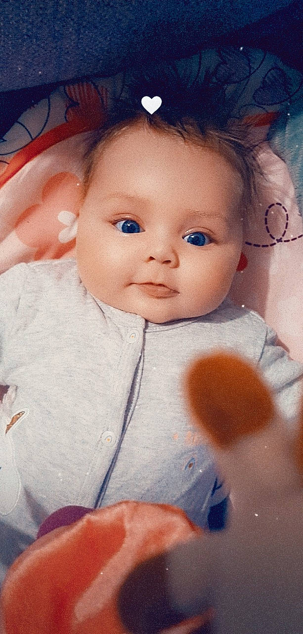 Maddy participe au concours pour gagner de l'argent avec cette photo : cheek, chin, dress, eye, eyebrow, eyelash, face, forehead, hairstyle, head, human_body, iris, lip, mouth, nose, organ, person, pink, skin, sleeve