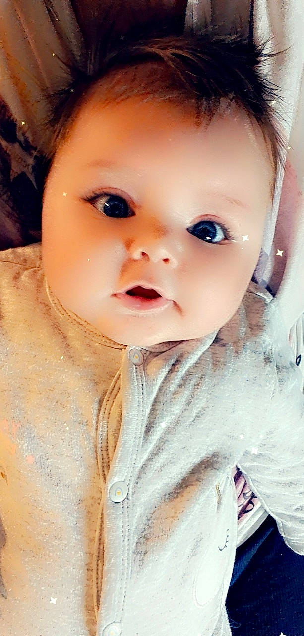 Maddy a rejoint le concours — aidez-le/la à gagner de superbes lots ! baby_toddler_clothing, cheek, ear, eye, eyebrow, eyelash, flash_photography, forehead, gesture, hair, happy, iris, jaw, lip, mouth, neck, nose, person, skin, sleeve