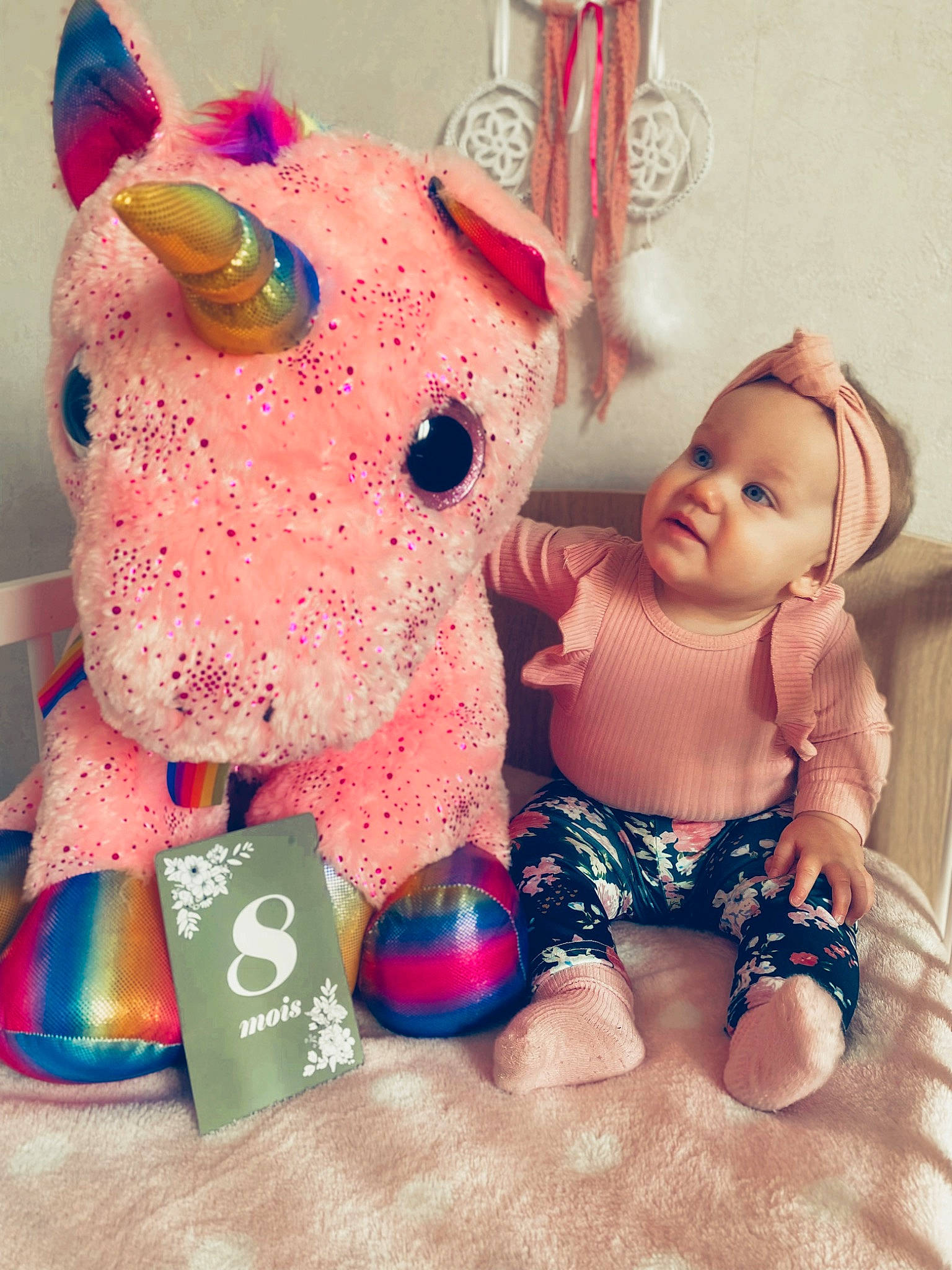 Lïyah a rejoint le concours — aidez-le/la à gagner de superbes lots ! baby_toys, carmine, doll, drinkware, fashion_accessory, fawn, font, foot, happy, headwear, magenta, mammal, party_supply, pattern, person, pink, plush, stuffed_toy, textile, thigh