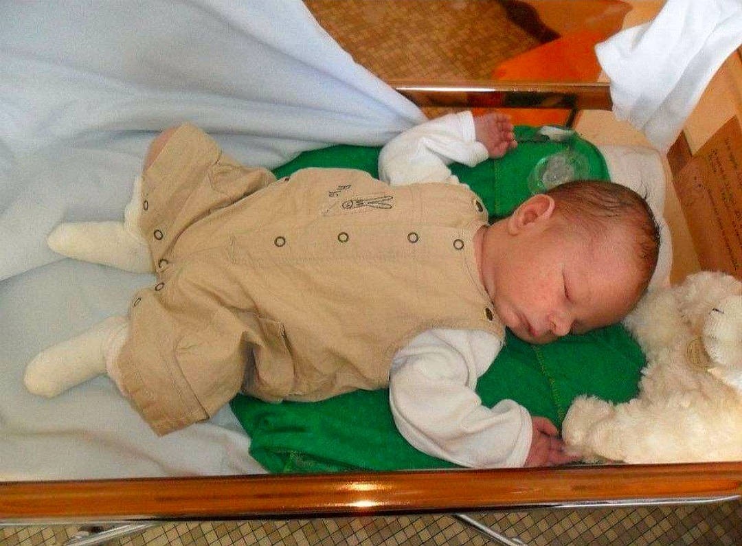 Enzo participe au concours pour gagner de l'argent avec cette photo : baby, baby_products, baby_safety, baby_sleeping, baby_toddler_clothing, bed, bedding, bedtime, child, comfort, infant_bed, linens, nap, person, room, sleep, toddler, wood