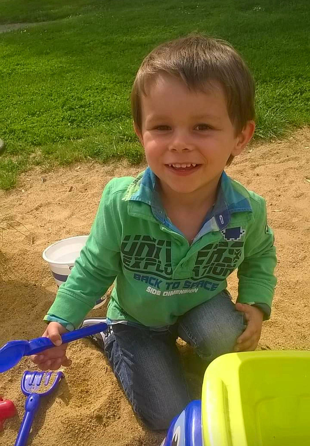 Enzo participe au concours pour gagner de l'argent avec cette photo : baby_toddler_clothing, child, city, fun, grass, grass_family, happy, jeans, joy, lawn, leisure, outdoor_play_equipment, people_in_nature, person, play, recreation, sitting, sleeve, smile, soil