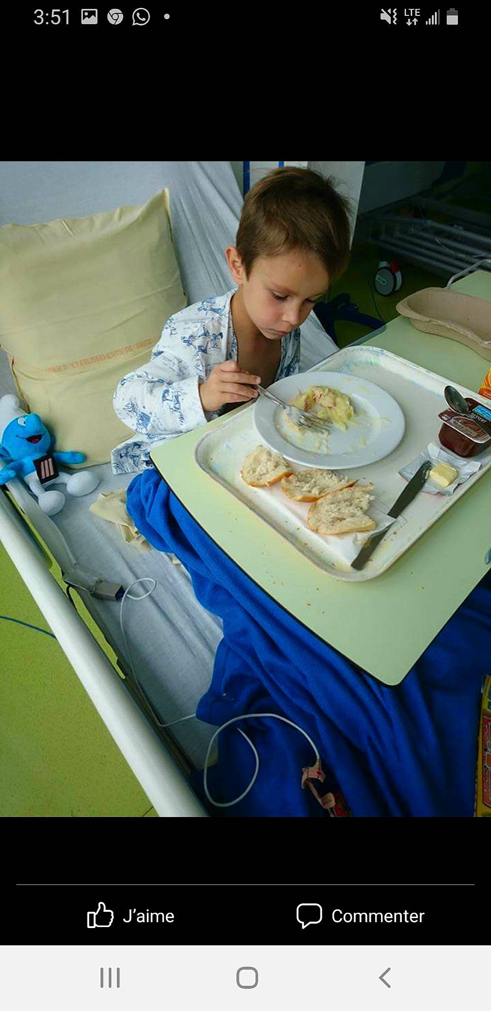 Enzo a rejoint le concours — aidez-le/la à gagner de superbes lots ! baking, chair, comfort, comfort_food, cuisine, dish, dishware, fast_food, finger_food, food, food_craving, ingredient, junk_food, person, plate, recipe, sharing, t_shirt, table, tableware