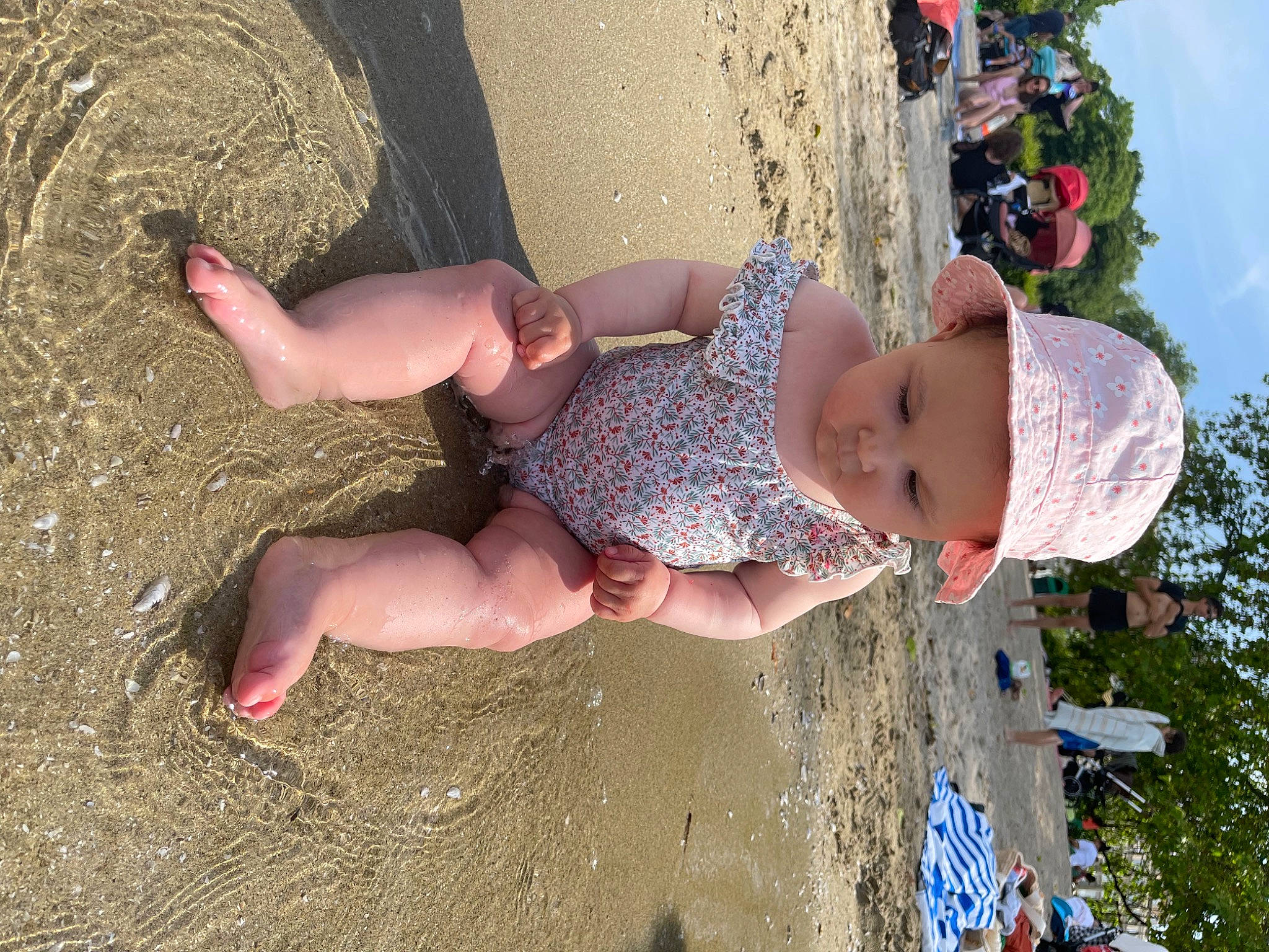 Naila a rejoint le concours — aidez-le/la à gagner de superbes lots ! baby, beach, dress, fun, grass, happy, hat, headwear, human_leg, leisure, people, people_in_nature, person, photograph, recreation, sky, summer, sun_hat, thigh, toddler