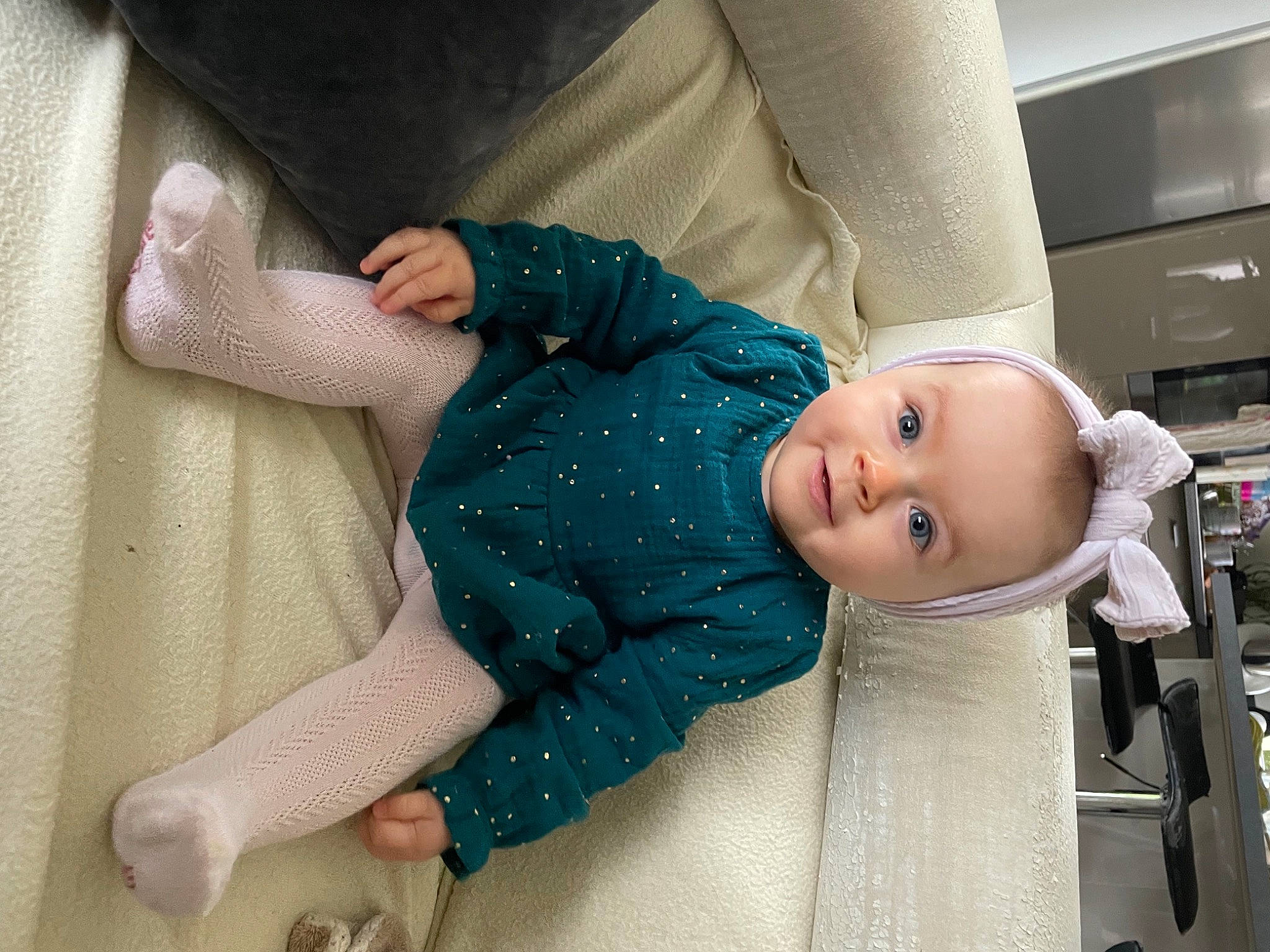 Ambre a rejoint le concours — aidez-le/la à gagner de superbes lots ! baby, baby_products, baby_safety, baby_sleeping, baby_toddler_clothing, bedding, child, comfort, couch, human_leg, knee, linens, pattern, person, room, sitting, skin, sleeve, textile, toddler