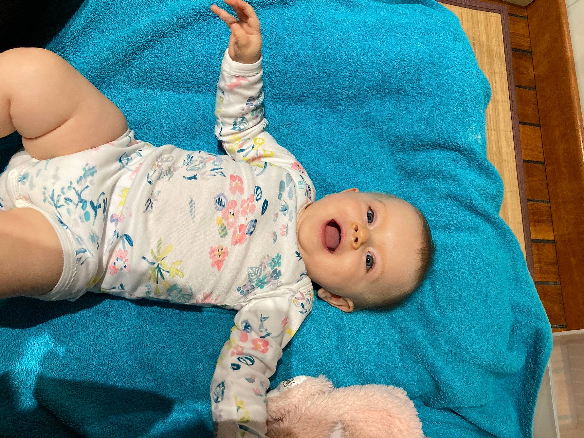 Ambre participe au concours pour gagner de l'argent avec cette photo : baby, baby_toddler_clothing, child, comfort, grass, hat, head, headgear, human_body, joint, linens, mouth, pattern, person, pink, sitting, skin, sleeve, textile, thigh