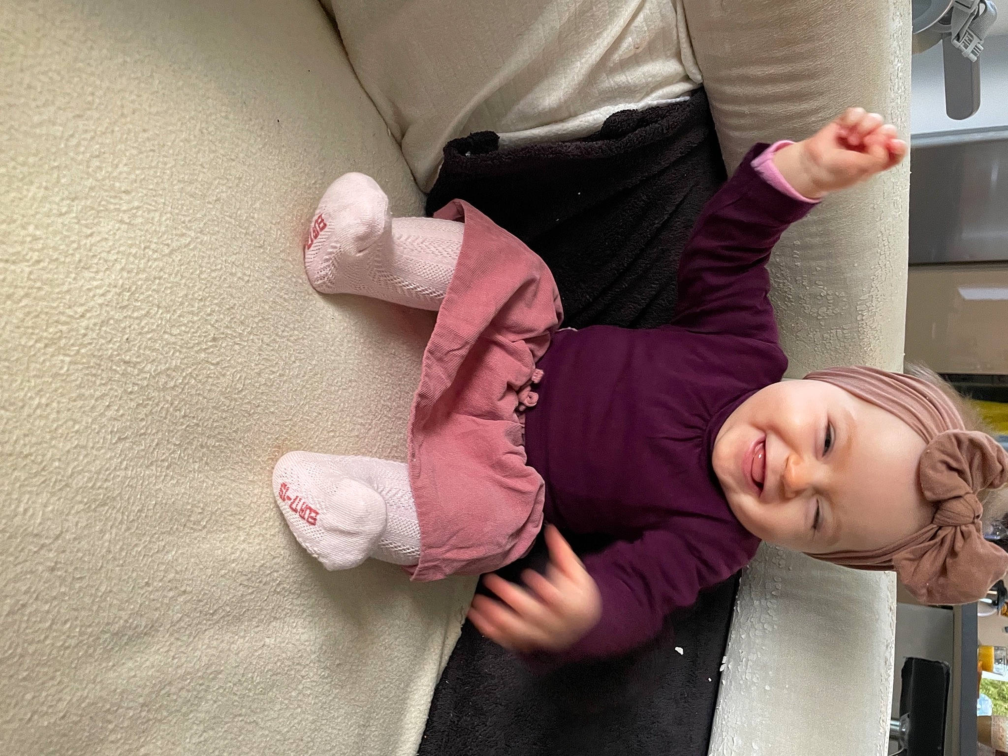Ambre a rejoint le concours — aidez-le/la à gagner de superbes lots ! baby, baby_toddler_clothing, child, comfort, finger, floor, flooring, foot, gesture, human_leg, joint, joy, knee, leg, person, shoulder, skin, sleeve, sock, thigh