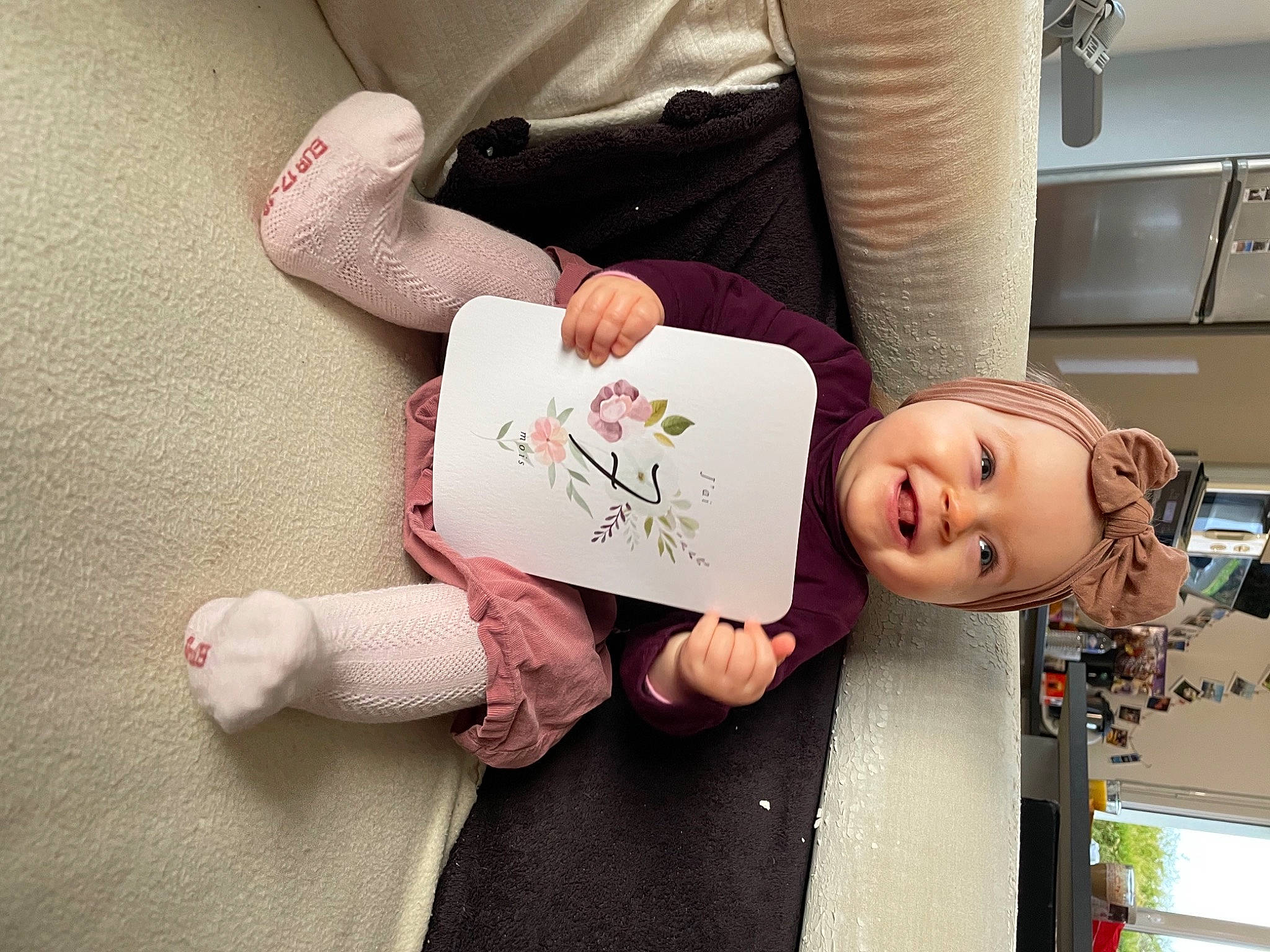 Ambre a rejoint le concours — aidez-le/la à gagner de superbes lots ! arm, baby_toddler_clothing, child, comfort, finger, foot, happy, human_leg, joy, knee, nail, person, product, room, sitting, skin, sleeve, sock, textile, thigh