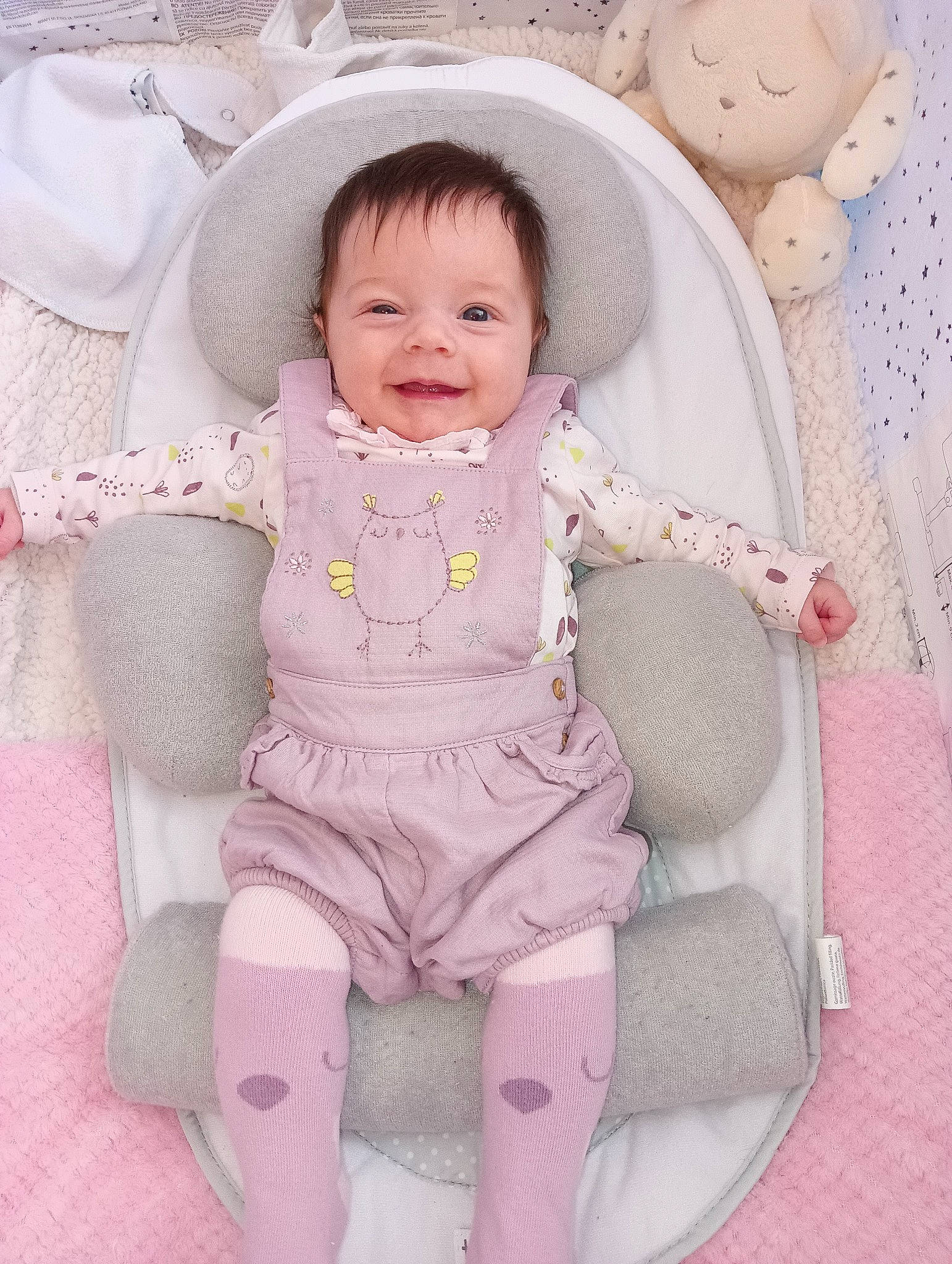 Jade participe au concours pour gagner de l'argent avec cette photo : baby, baby_products, baby_toddler_clothing, cheek, child, comfort, eye, face, head, iris, joy, linens, pattern, person, pink, product, skin, sleeve, smile, textile