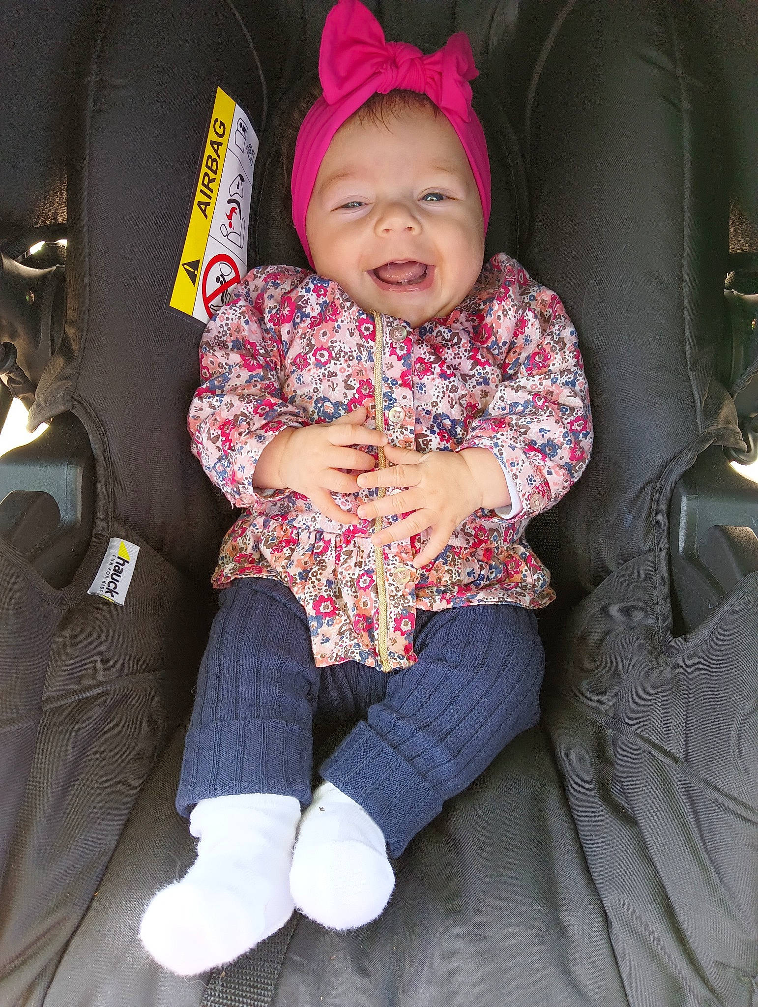 Jade a rejoint le concours — aidez-le/la à gagner de superbes lots ! auto_part, baby, baby_carriage, baby_in_car_seat, baby_products, baby_toddler_clothing, car_seat, car_seat_cover, cheek, child, comfort, finger, headwear, lap, magenta, person, pink, purple, seat_belt, sitting