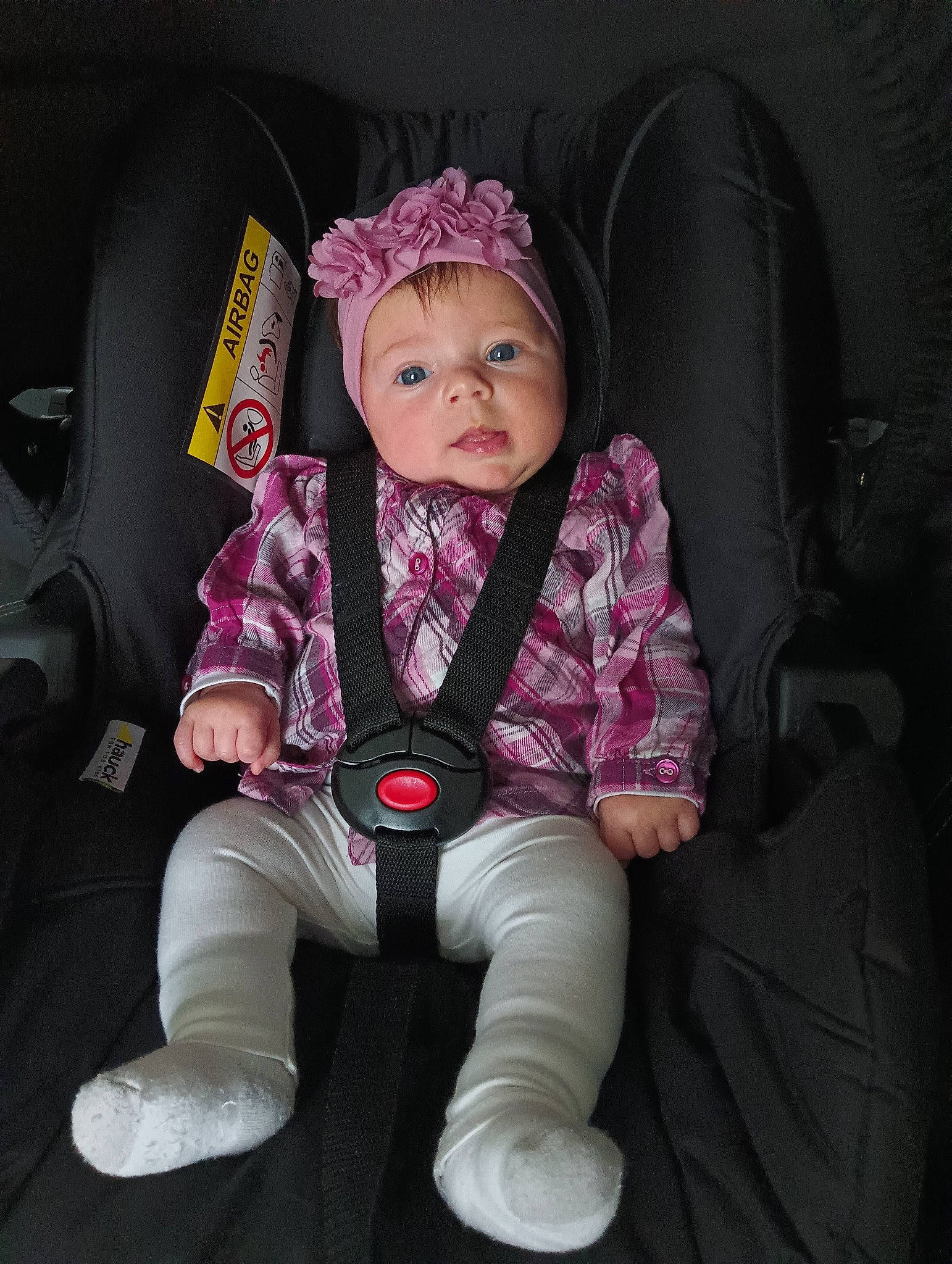 Jade a rejoint le concours — aidez-le/la à gagner de superbes lots ! baby, baby_carriage, baby_products, baby_toddler_clothing, car_seat, chair, cheek, comfort, fun, headwear, lap, magenta, mouth, outerwear, person, pink, purple, seat_belt, sitting, skin