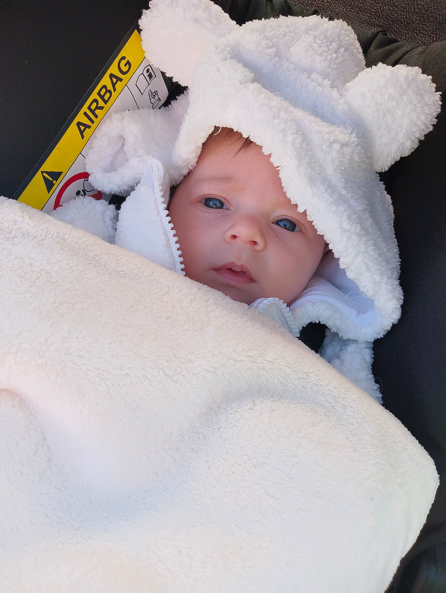 Jade a rejoint le concours — aidez-le/la à gagner de superbes lots ! baby, baby_sleeping, baby_toddler_clothing, cap, cheek, child, comfort, costume_hat, eyebrow, eyelash, fashion_accessory, flash_photography, freezing, fur, fur_clothing, headwear, iris, linens, person, snow