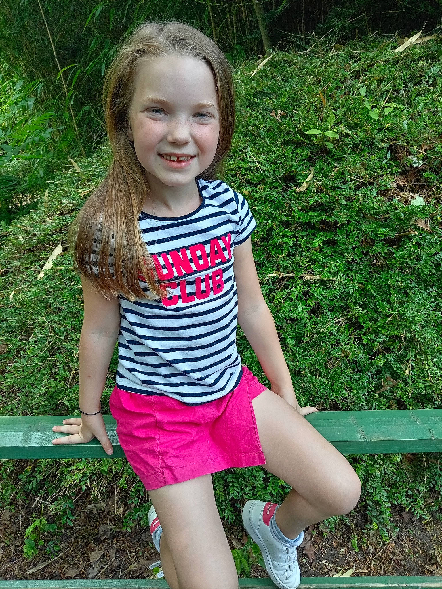 Zoé a rejoint le concours — aidez-le/la à gagner de superbes lots ! baby_toddler_clothing, blond, child, face, grass, hair, happy, human_leg, joy, knee, magenta, pattern, people_in_nature, person, pink, plant, shorts, sleeve, smile, summer