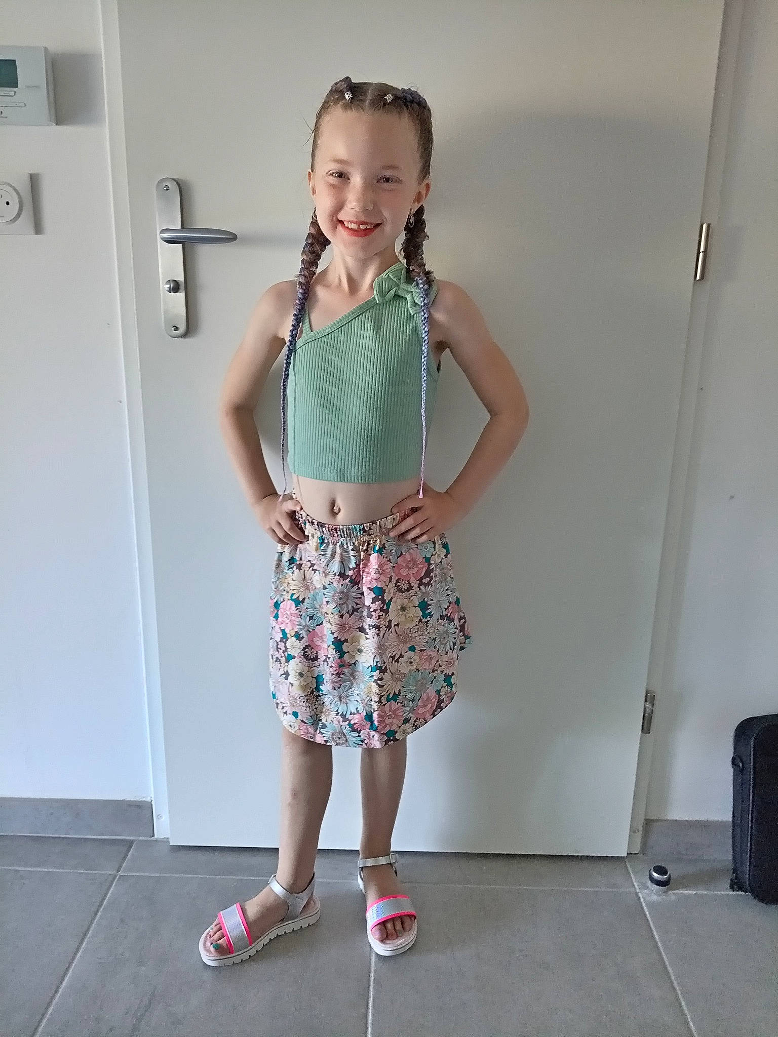 Zoé a rejoint le concours — aidez-le/la à gagner de superbes lots ! bag, door, electric_blue, fashion_design, human_leg, joint, joy, knee, neck, pattern, person, plaid, shoe, shorts, shoulder, sleeve, sneakers, t_shirt, thigh, toddler