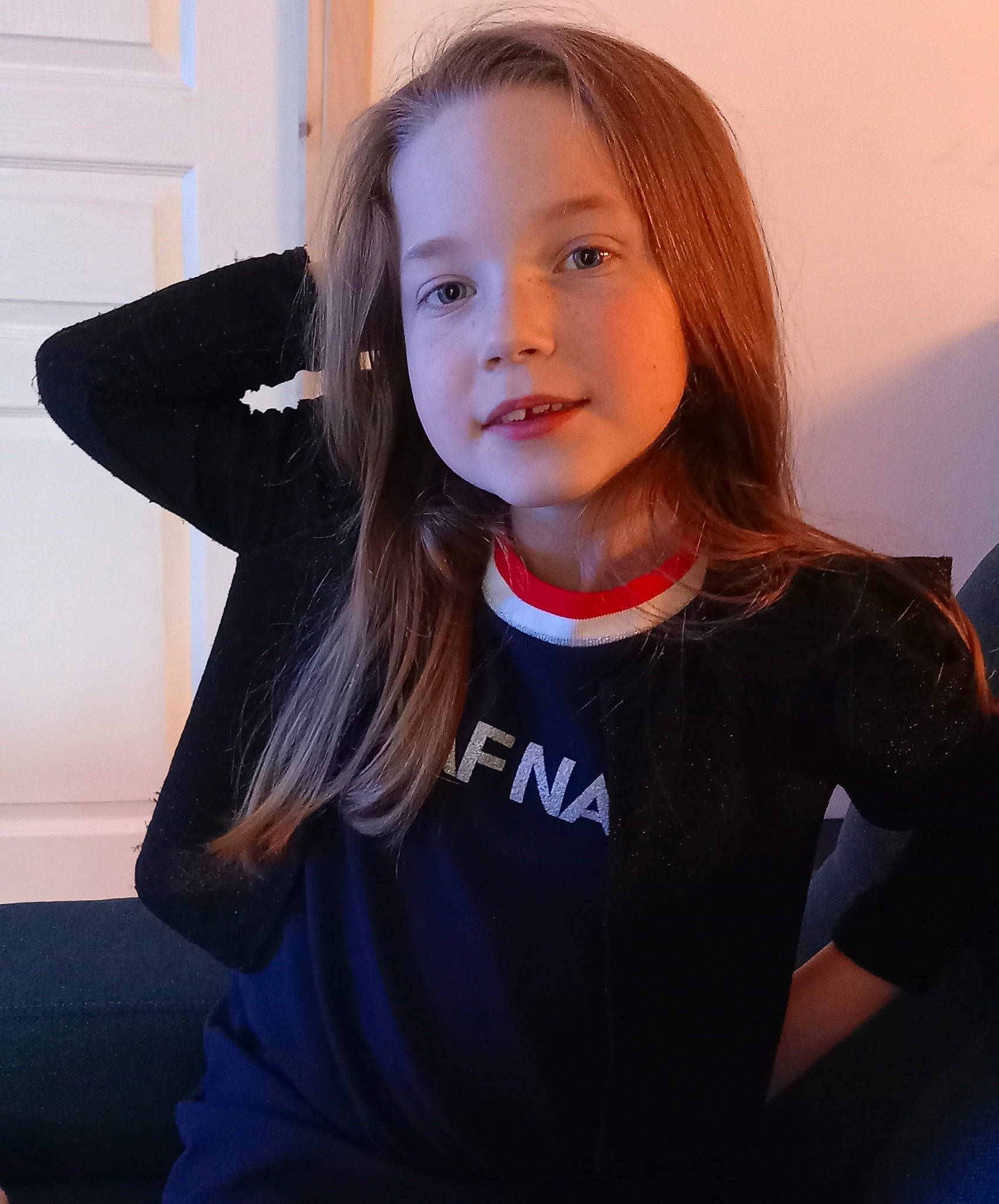 Zoé a rejoint le concours — aidez-le/la à gagner de superbes lots ! brown_hair, elbow, electric_blue, eye, eyebrow, eyelash, flash_photography, gesture, happy, iris, jaw, layered_hair, lip, long_hair, long_sleeved_t_shirt, neck, person, shoulder, sleeve, sportswear