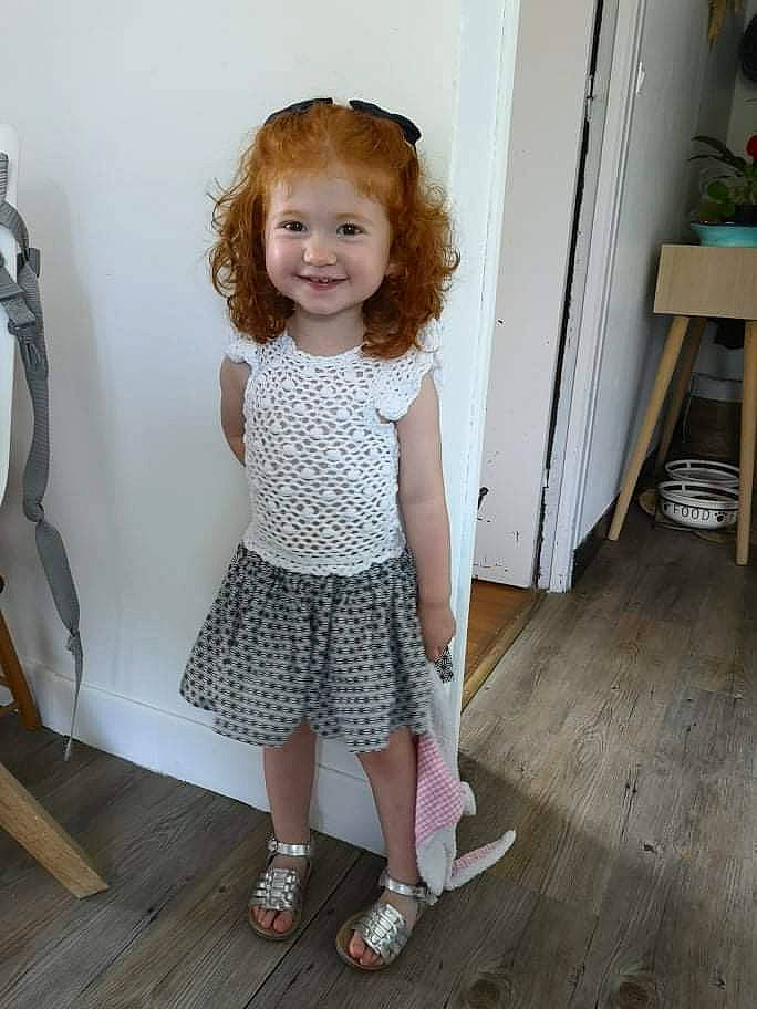 Charlotte a rejoint le concours — aidez-le/la à gagner de superbes lots ! baby_toddler_clothing, blond, child, fashion_design, floor, flooring, happy, hardwood, joint, joy, knee, pattern, person, sleeve, smile, standing, toddler, varnish, waist, wood