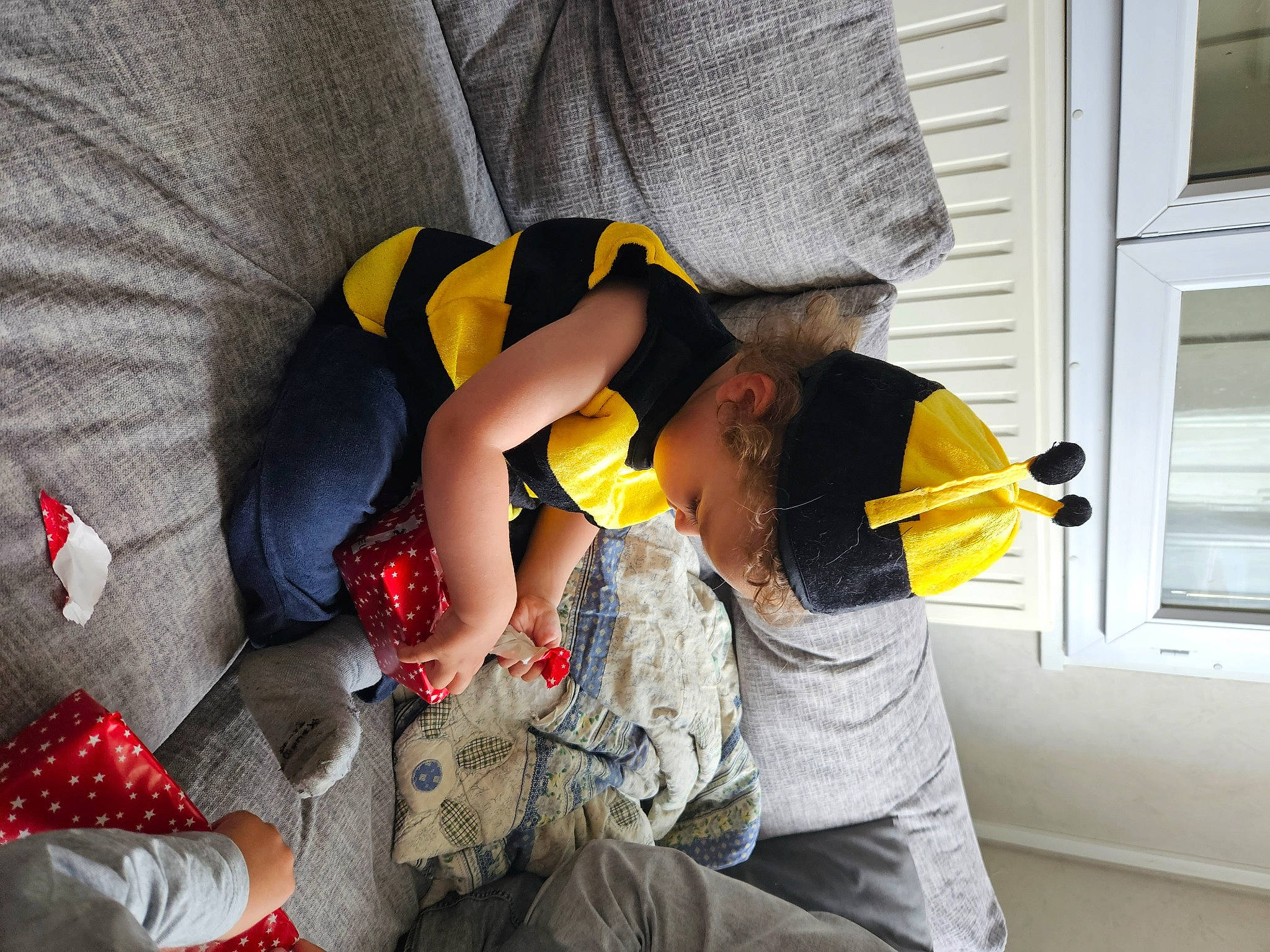 Tyler a rejoint le concours — aidez-le/la à gagner de superbes lots ! arm, bag, carmine, child, comfort, door, elbow, finger, fun, human_leg, lap, leg, luggage_and_bags, person, room, sitting, stuffed_toy, t_shirt, thigh, toy