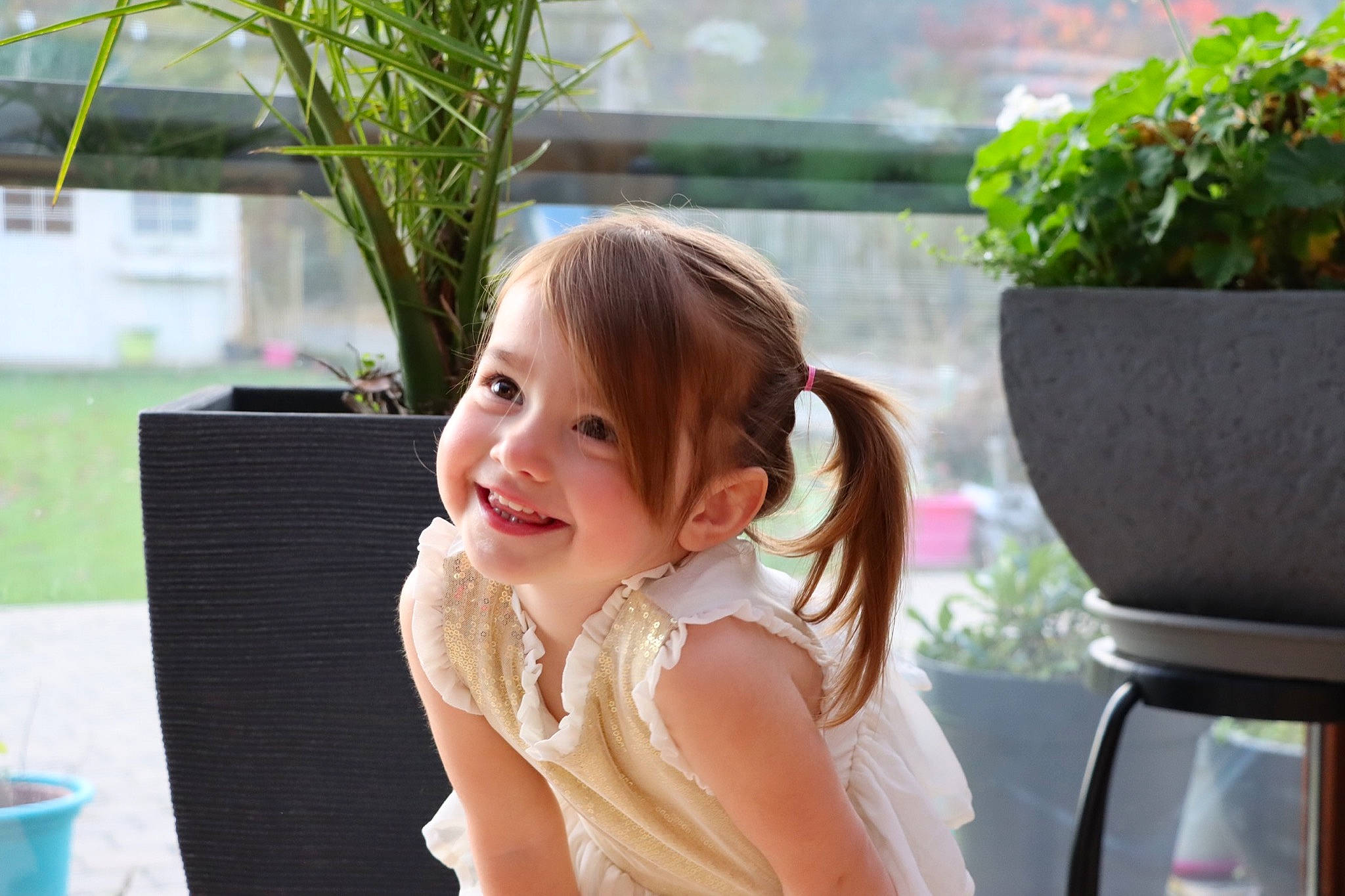 Margaux a rejoint le concours — aidez-le/la à gagner de superbes lots ! chair, child, event, flowerpot, fun, garden, grass, green, hairstyle, happy, houseplant, joy, laugh, leisure, person, plant, recreation, sitting, smile, summer